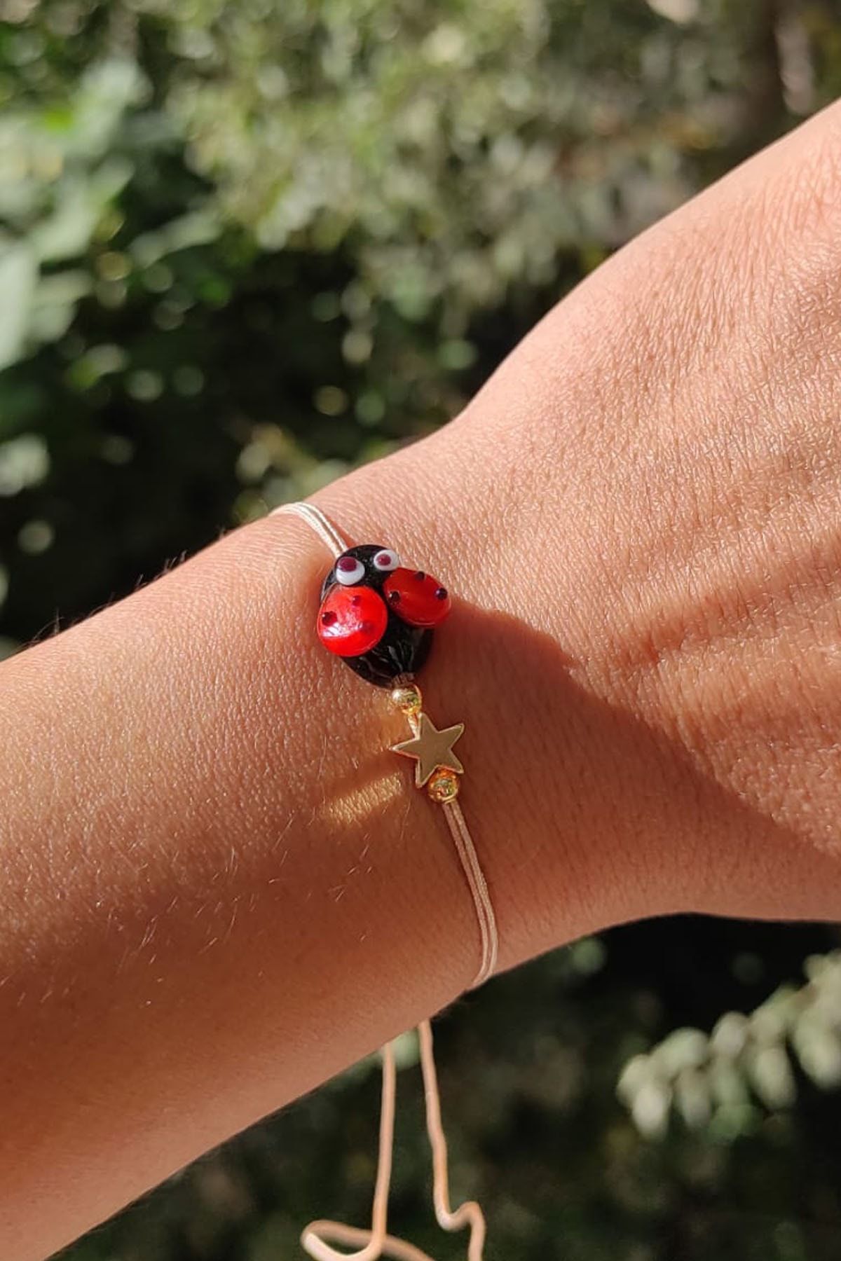 Natural Jewelleryy El Işi Cam Uğur Böcekli Bileklik