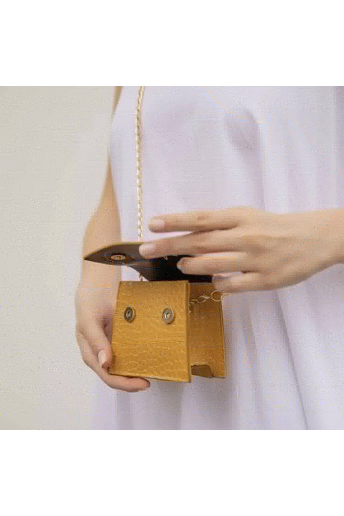 Mini chain outlet belt bag