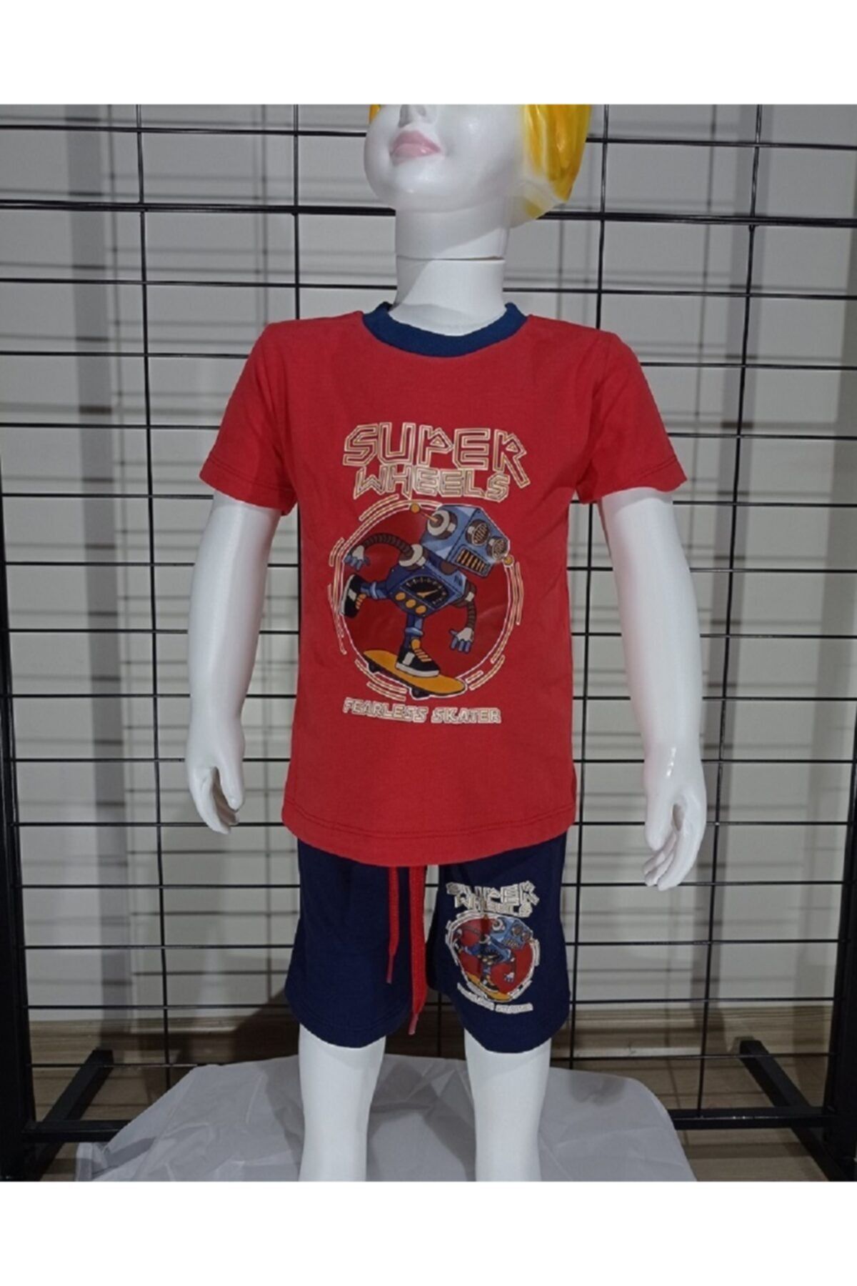 une équipe de garçons en short rouge et noir avec des manches courtes et des lacets