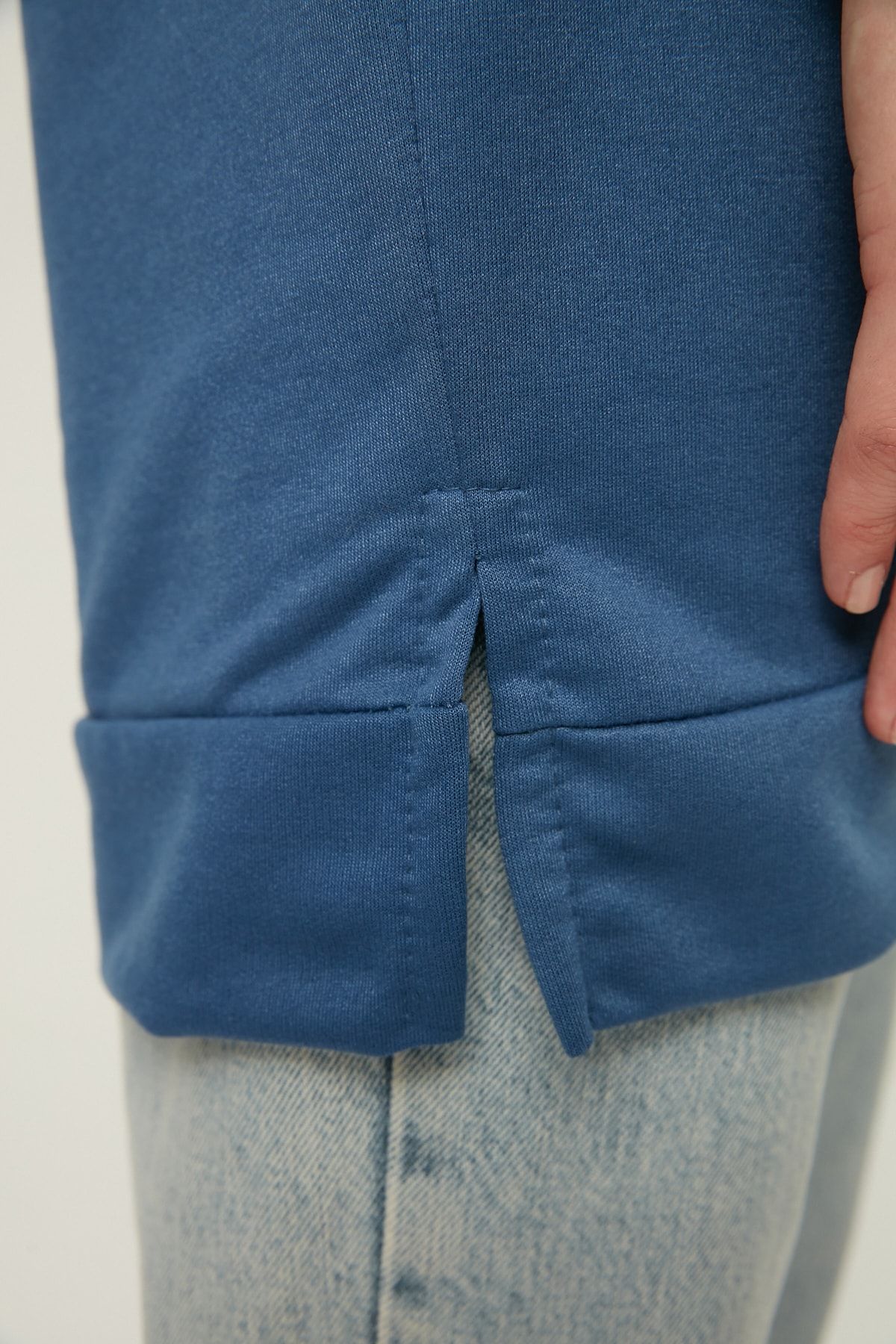 Trendyol Modest-Základní pletená mikina Indigo Crew Neck Deck Detailed TCTAW22TW0138 2