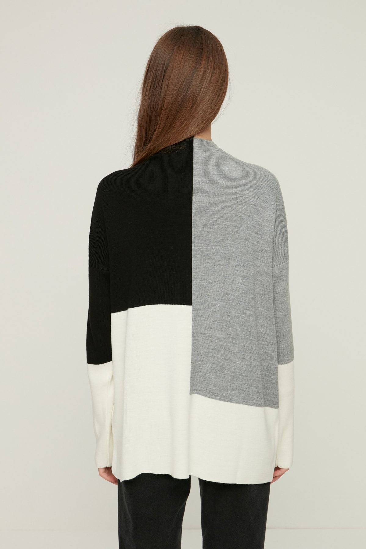 Trendyol Modest-Schwarzer Farbblock-Strickpullover mit hohem Kragen TCTAW22AK0054 5