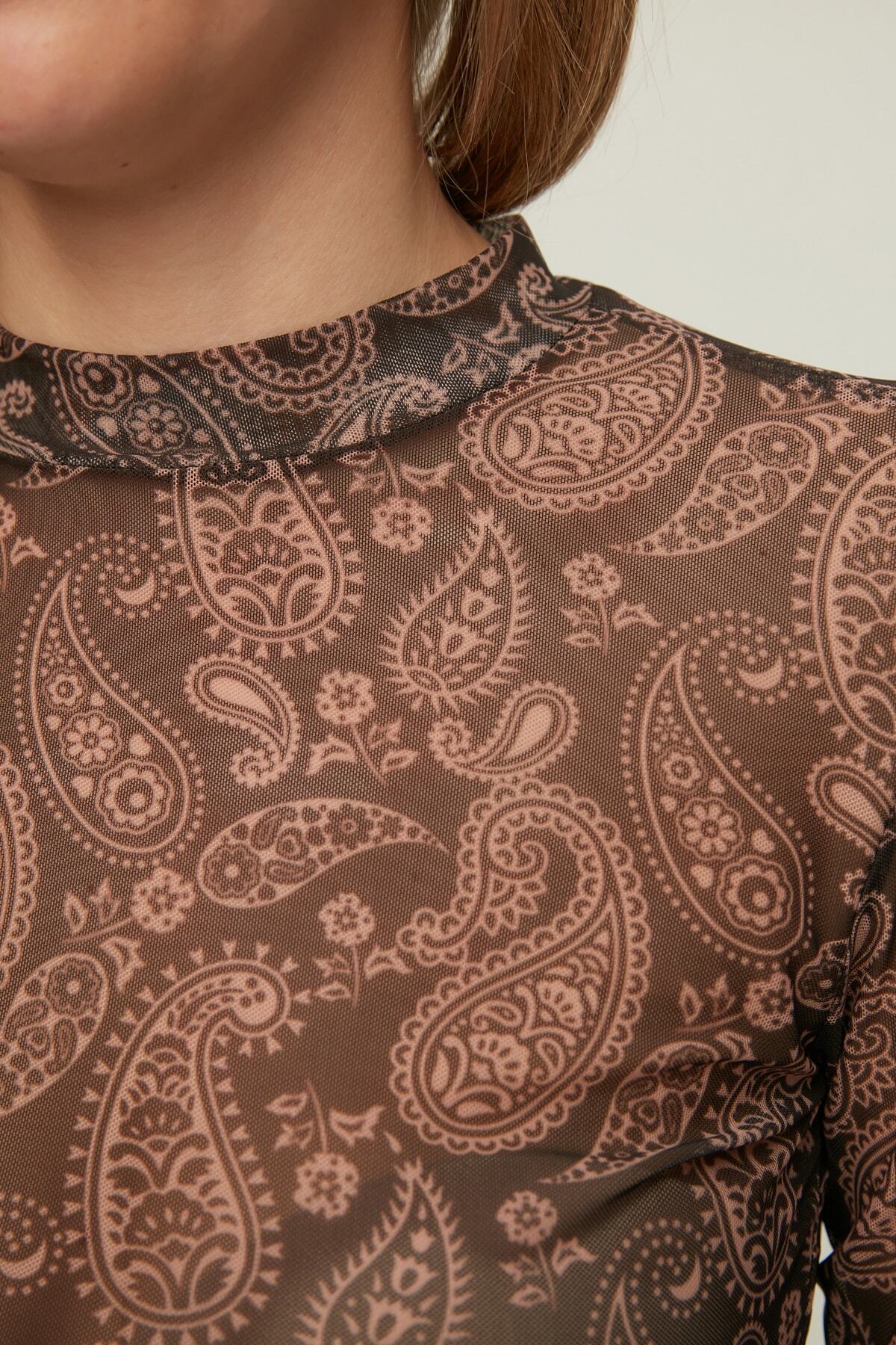 Trendyol Collection Wielobarwna, dopasowana, tiulowa bluzka z dzianiny we wzór paisley TWOAW20BZ1008