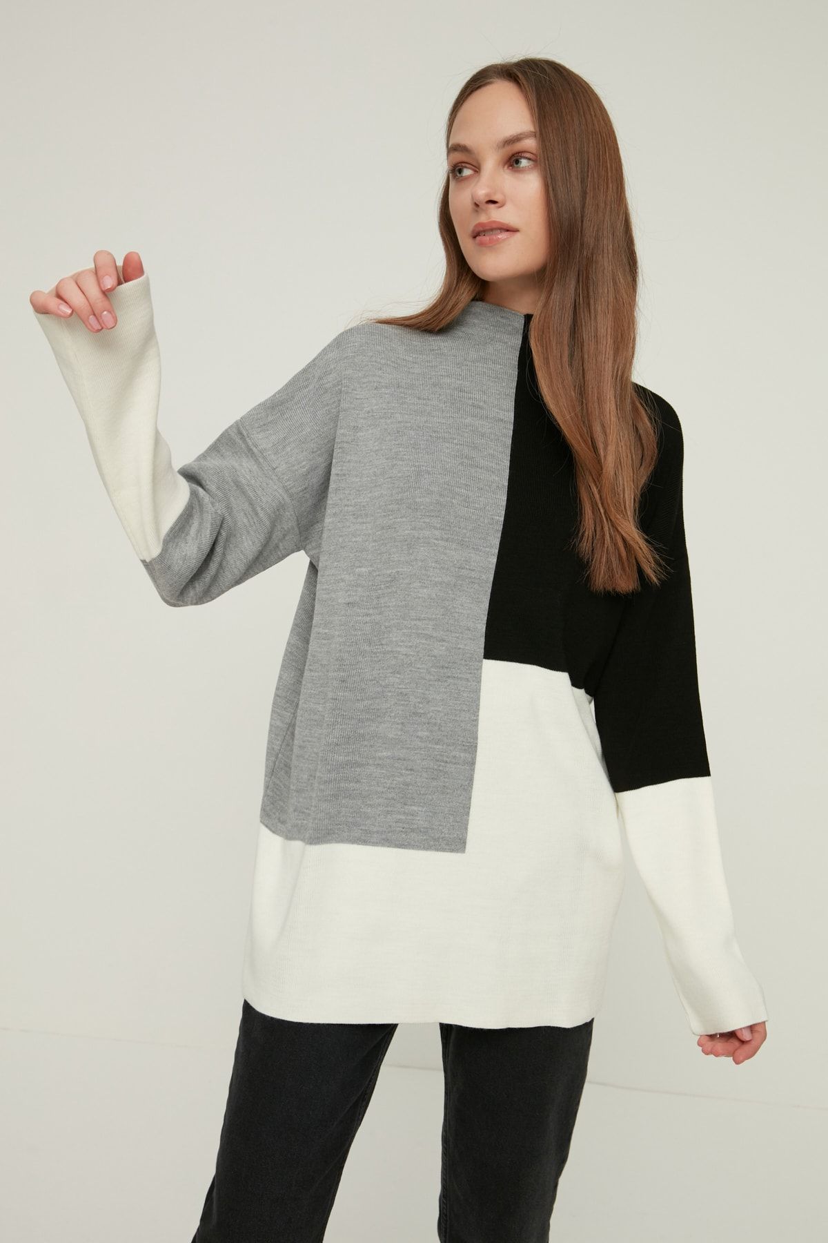 Trendyol Modest-Schwarzer Farbblock-Strickpullover mit hohem Kragen TCTAW22AK0054 3
