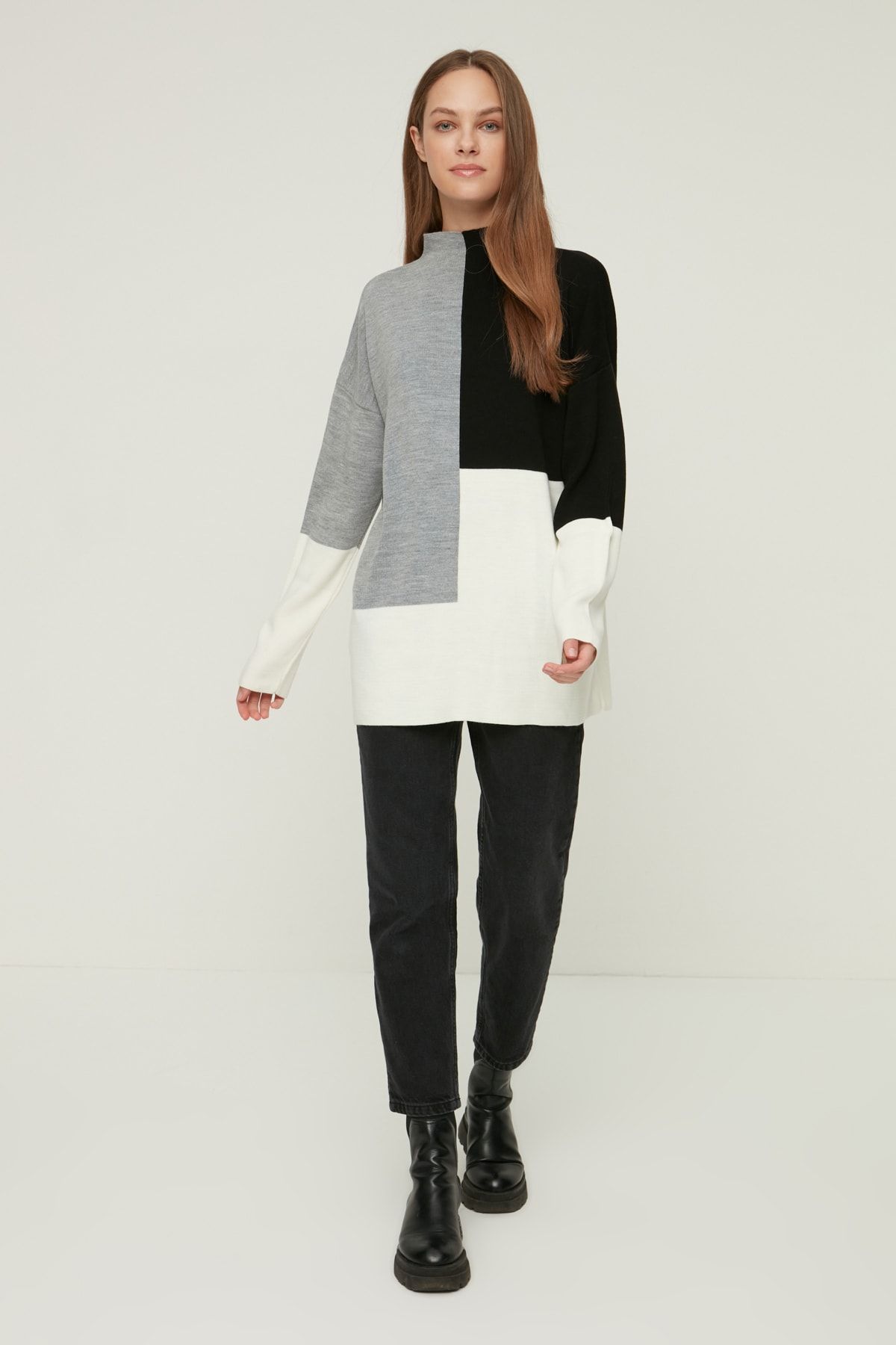 Trendyol Modest-Schwarzer Farbblock-Strickpullover mit hohem Kragen TCTAW22AK0054 2