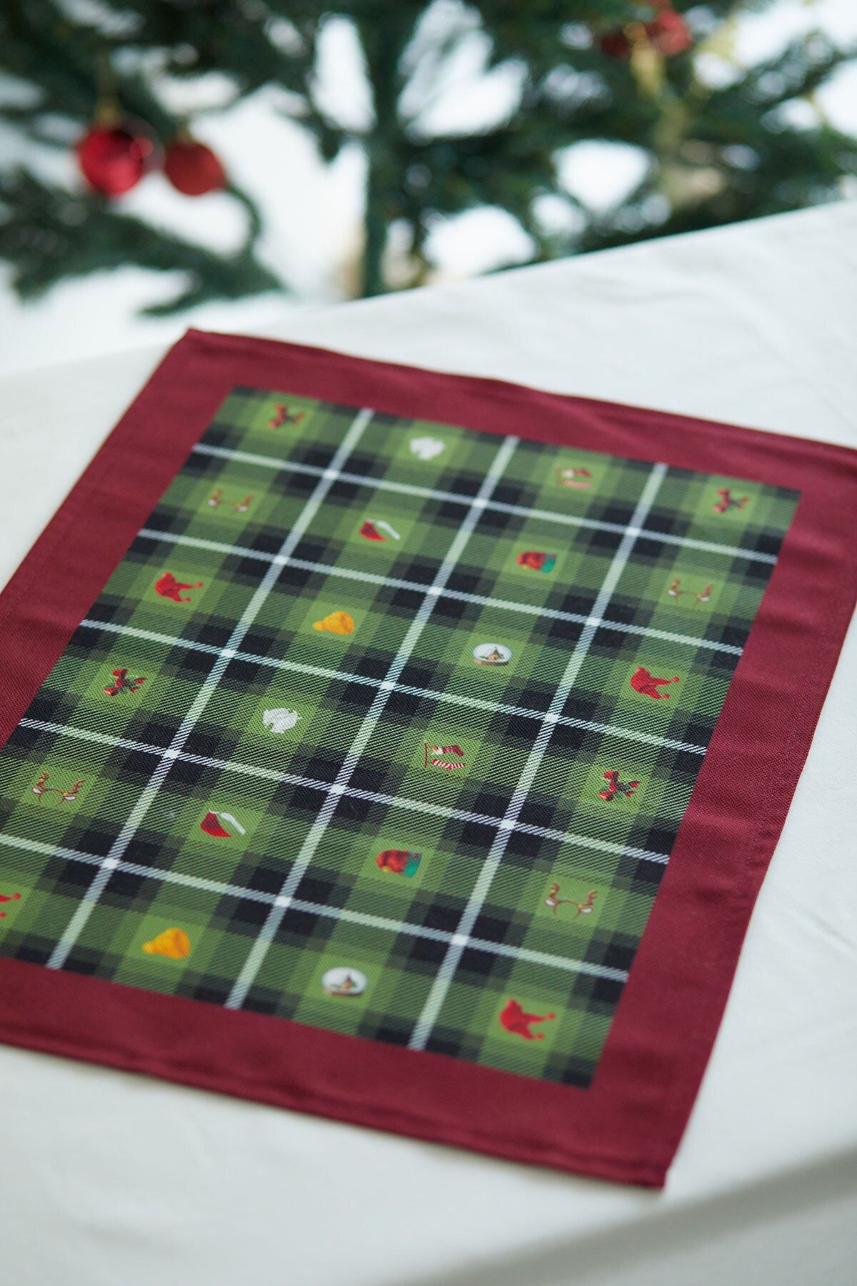 AYSHOME-Pack of 2 Green Checkered Lumberjack Pattern New Year Placemats 2