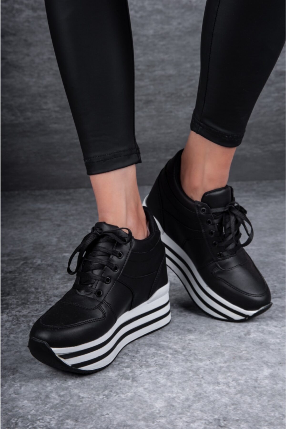 Tarz Topuklar Kadın Fermuar Detaylı Gizli Dolgu Topuklu Siyah Spor Ayakkabı