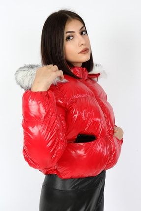 Kadın Kırmızı Ekstra Yumuşak Dolum Beyaz Peluşlu Gizli Cep Detaylı Kısa Spor Parlak Şişme Mont NSA6621