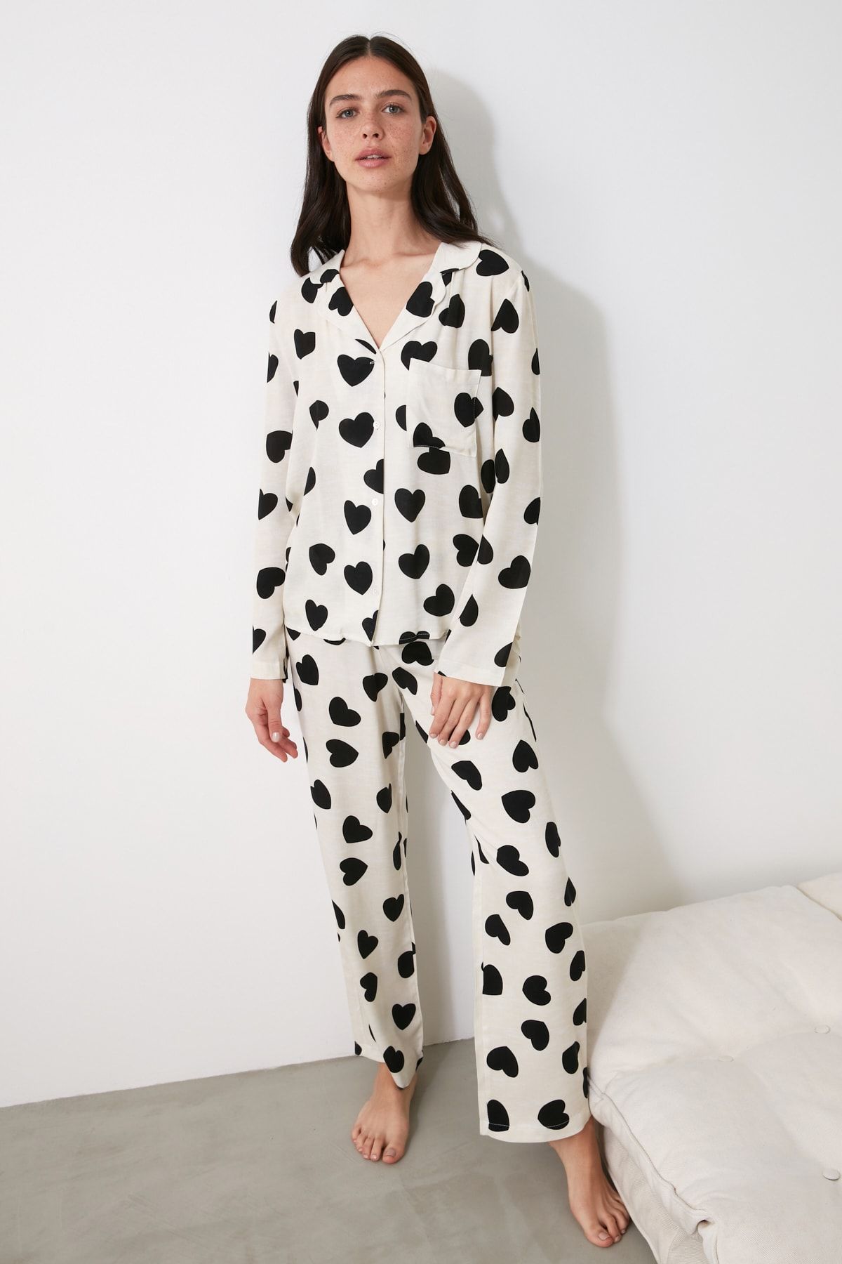 Trendyol Collection-Ecrufarbenes, herzförmiges, gewebtes Pyjama-Set aus Viskose THMAW21PT0936 20