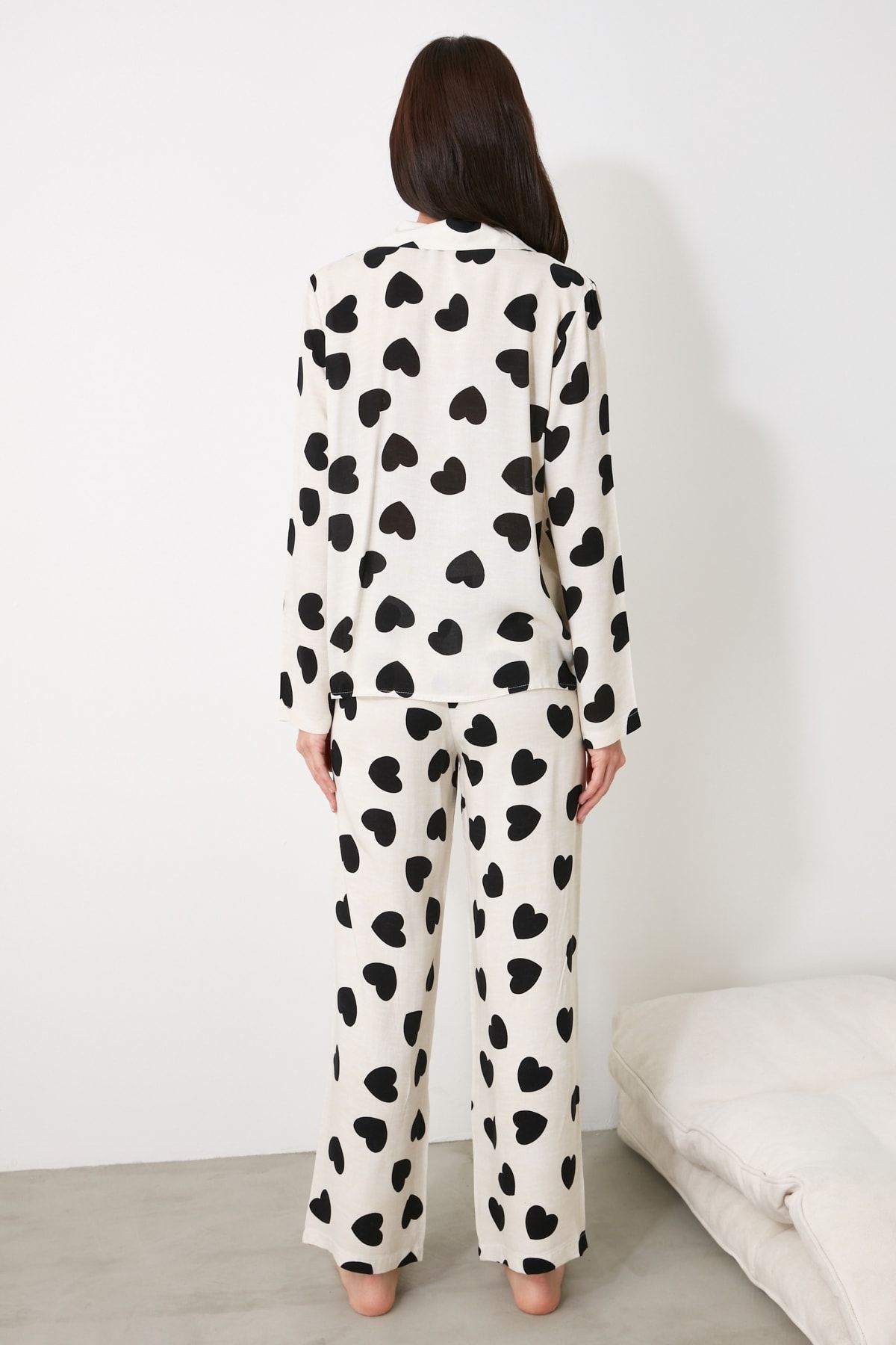 Trendyol Collection-Ecrufarbenes, herzförmiges, gewebtes Pyjama-Set aus Viskose THMAW21PT0936 23