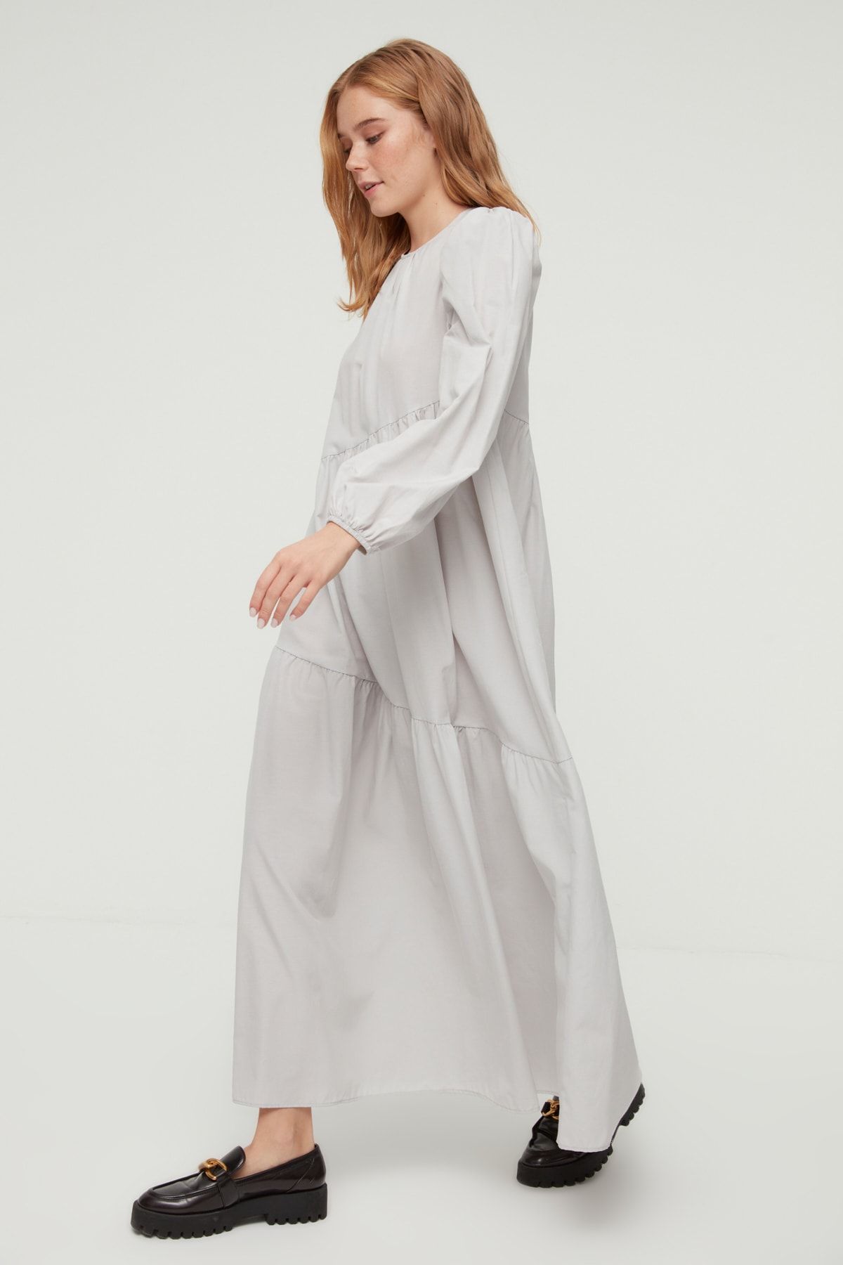Trendyol Modest Gri Büzgü Detaylı Pamuklu Geniş Kalıp Dokuma Elbise TCTSS21EL3470 PN10345