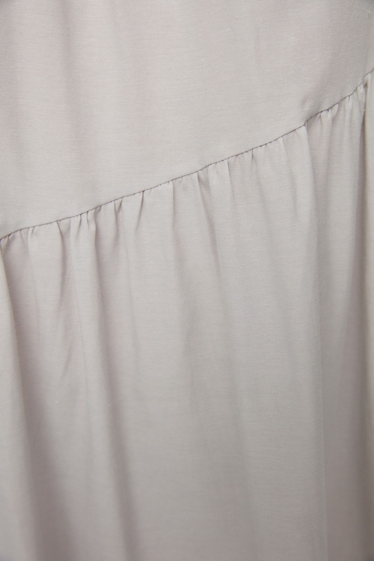 Trendyol Modest Gri Büzgü Detaylı Pamuklu Geniş Kalıp Dokuma Elbise TCTSS21EL3470 PN10345