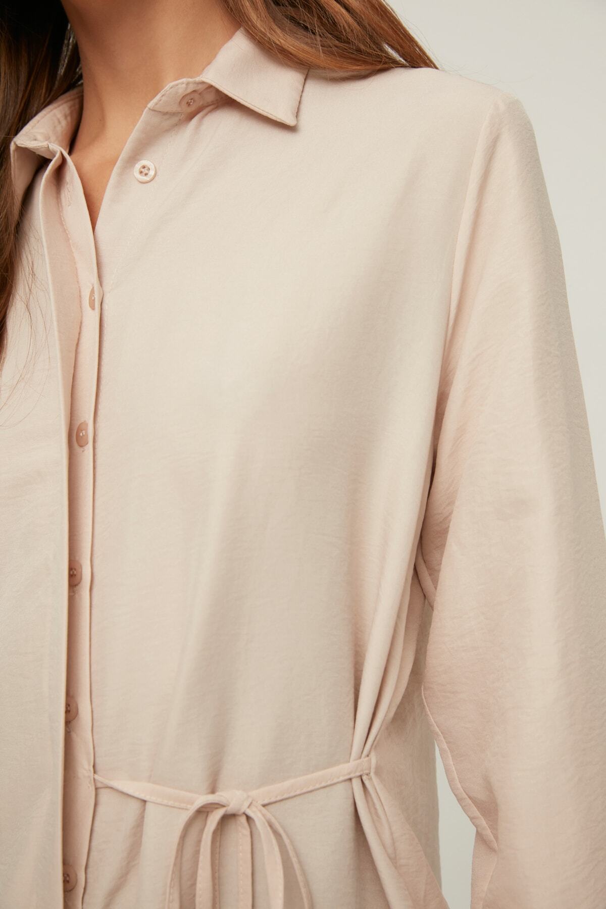 Trendyol Modest-Gewebtes Aerobin-Hemd mit Taillenschnürung in Stein TCTSS22GO0105 4