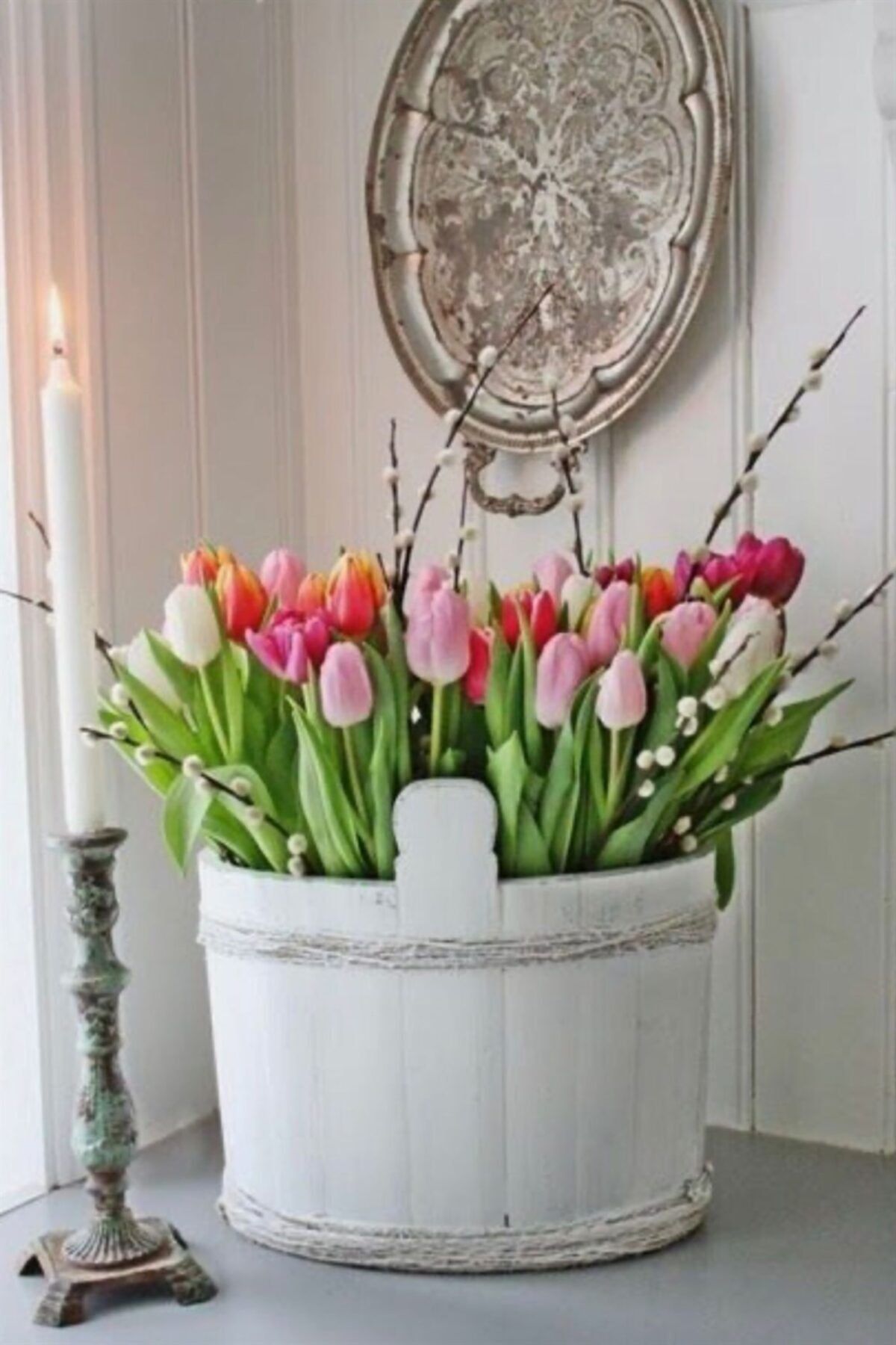 Тюльпаны в интерьере. Весенний декор интерьера. Цветы в декоре интерьера. Весенние композиции в интерьере. Весенний букет в интерьере.