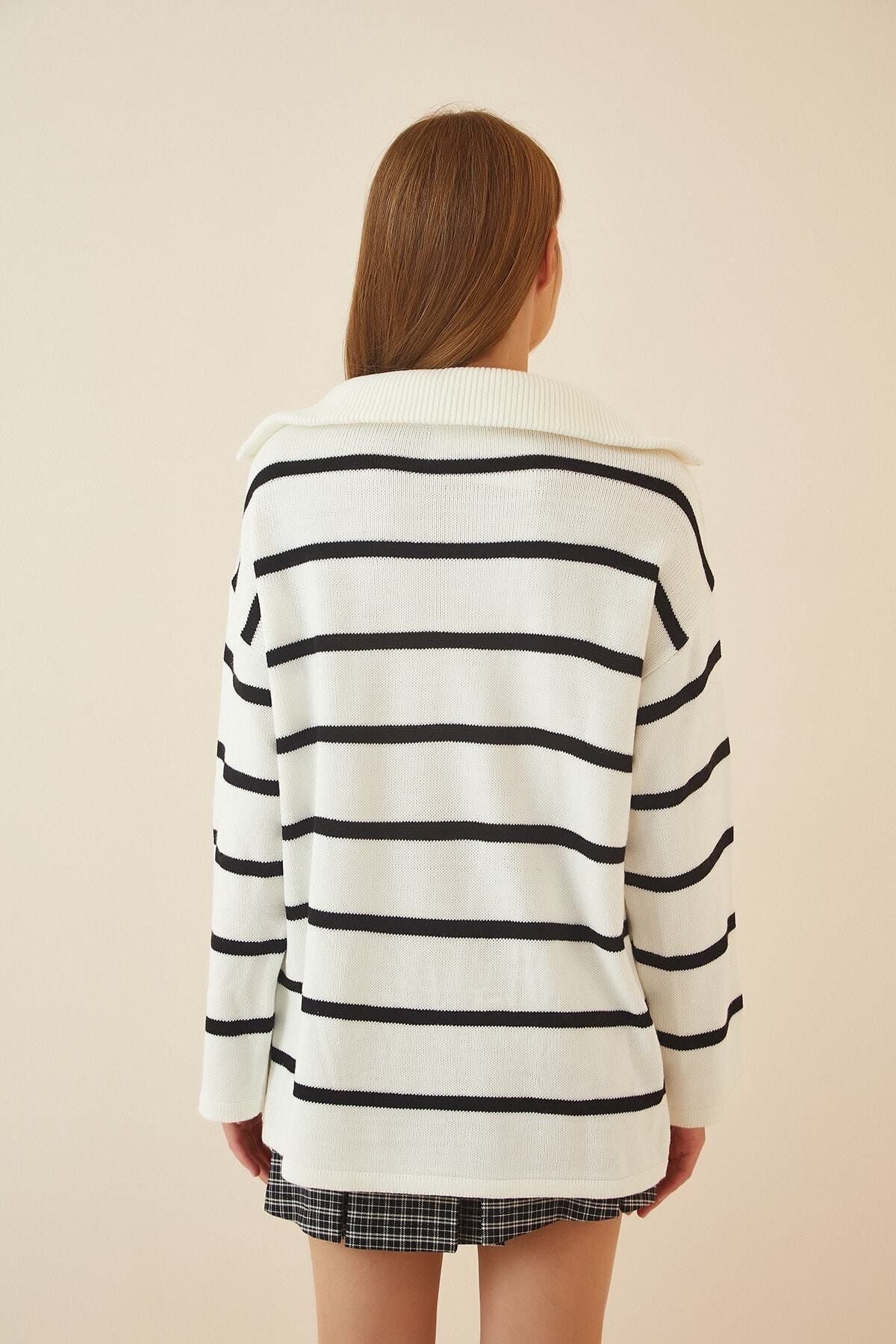 Happiness İstanbul-Schwarzer, ecrufarbener, gestreifter, übergroßer Strickpullover für Damen VA00031 3