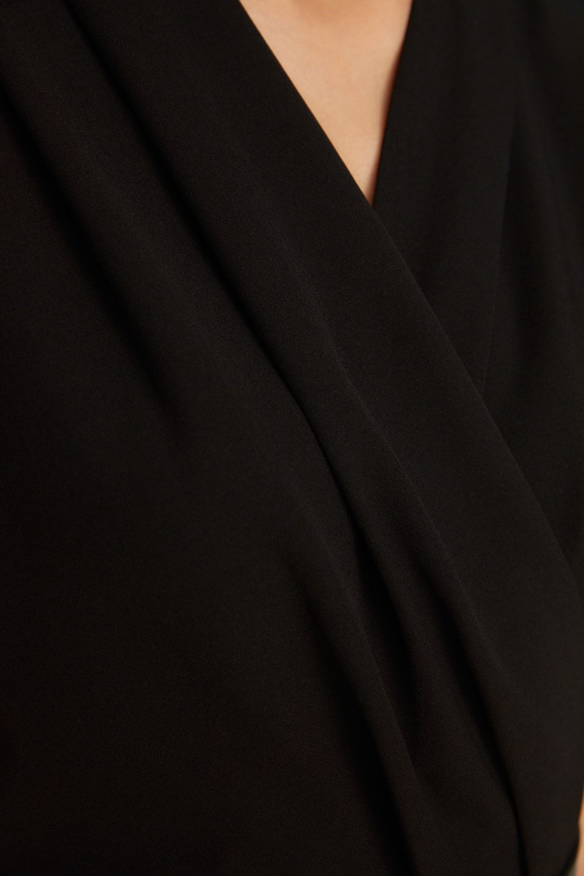 Trendyol Collection-Schwarzer gewebter Jumpsuit mit weitem Bein, zweireihigem Kragen, Gürtel und TWOSS21TU0004 7