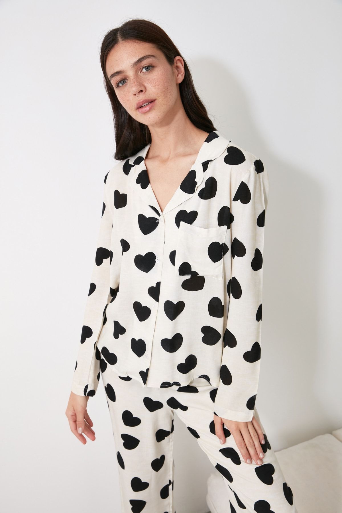 Trendyol Collection-Ecrufarbenes, herzförmiges, gewebtes Pyjama-Set aus Viskose THMAW21PT0936 21