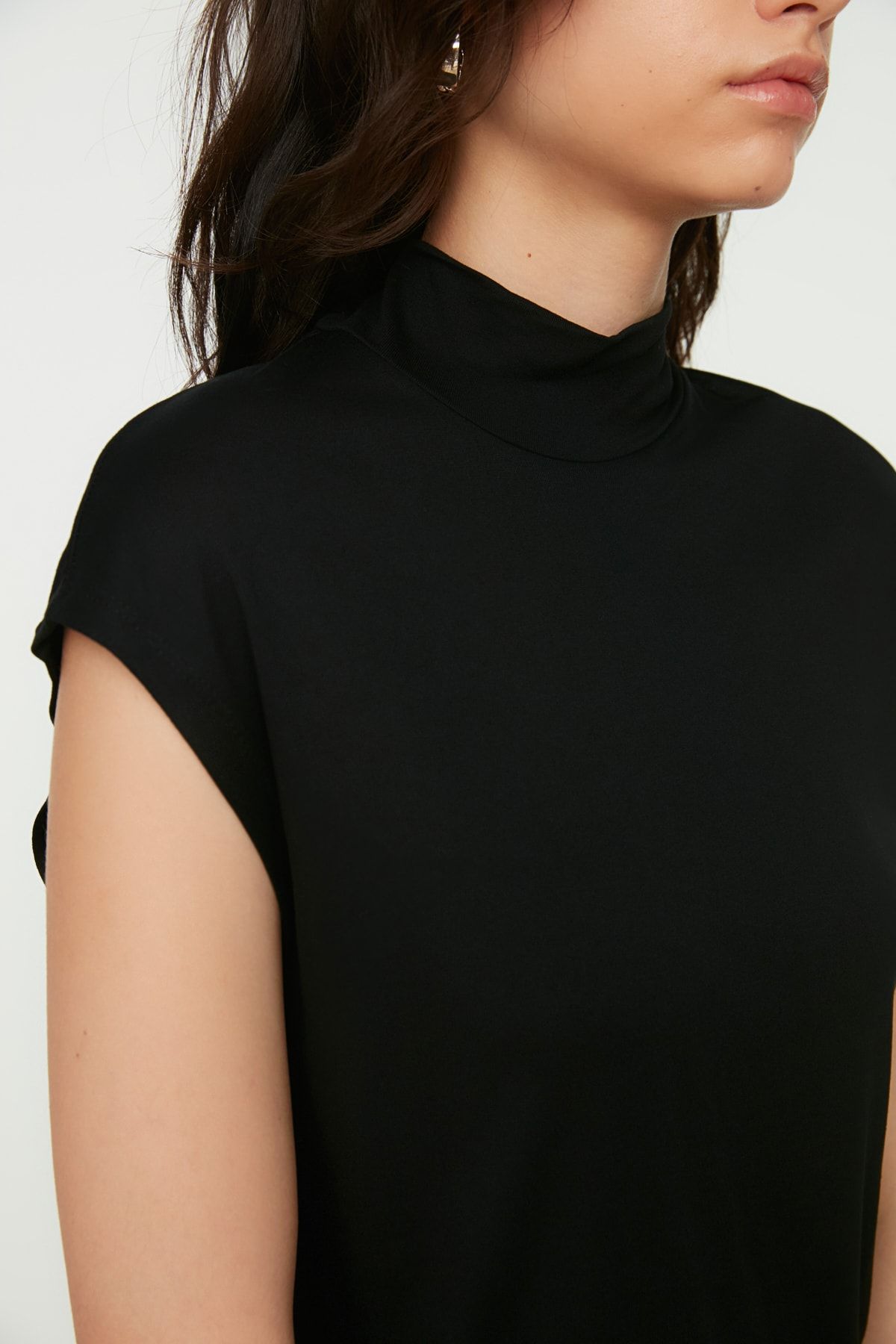 Trendyol Modest-Schwarze ärmellose Unterwäsche-Tunika aus Strick mit Stehkragen TCTSS21TN0249 4