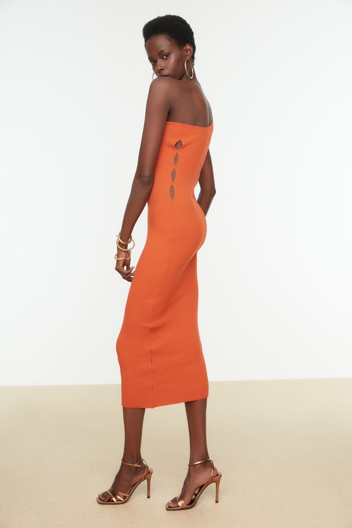 Trendyol Collection-Elegantes Abendkleid aus gefliestem Dekolleté-Strickstoff TPRSS22EL0485 4