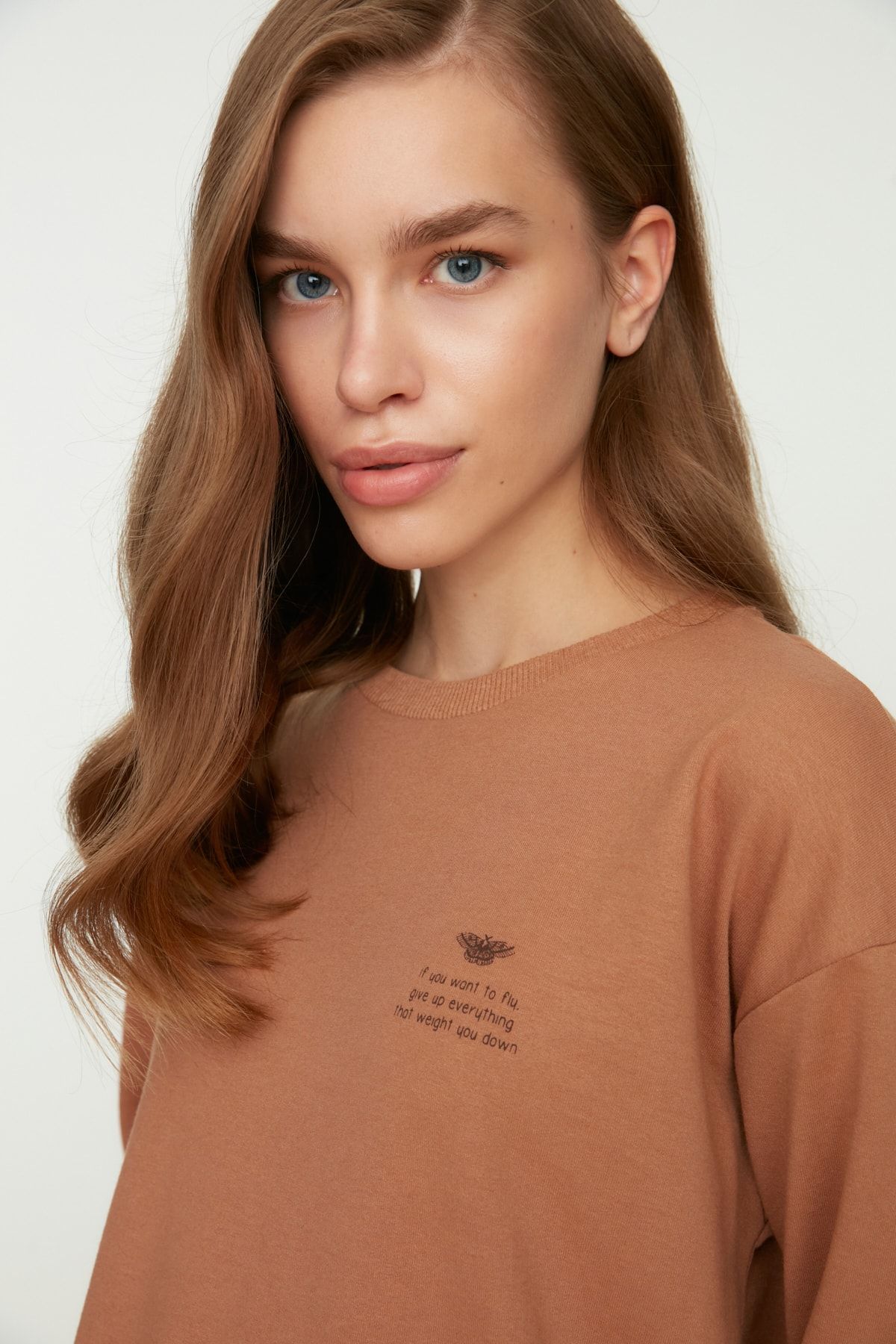 Trendyol Modest-Tunika z dzianiny z wycięciem pod szyją i okrągłym dekoltem taupe. TCTAW22UK0048 3