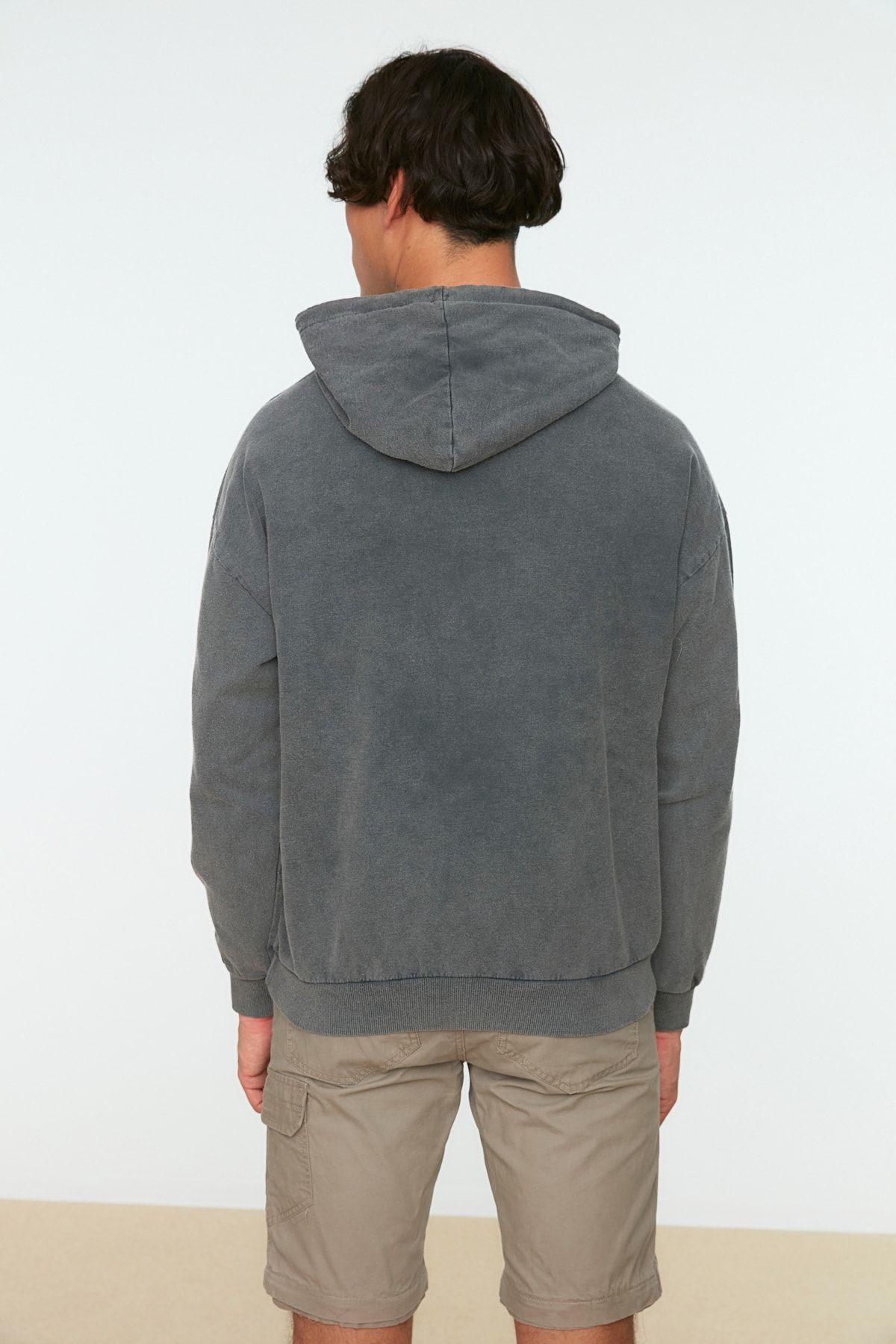 Trendyol Collection-Anthrazitfarbenes Oversize-Sweatshirt mit Kapuze - Antik/Blass-Effekt TMNAW22SW2602 6