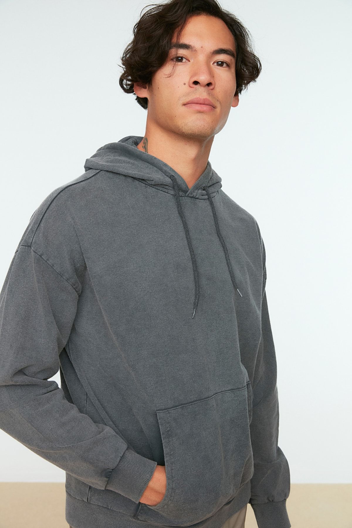 Trendyol Collection-Anthrazitfarbenes Oversize-Sweatshirt mit Kapuze - Antik/Blass-Effekt TMNAW22SW2602 3