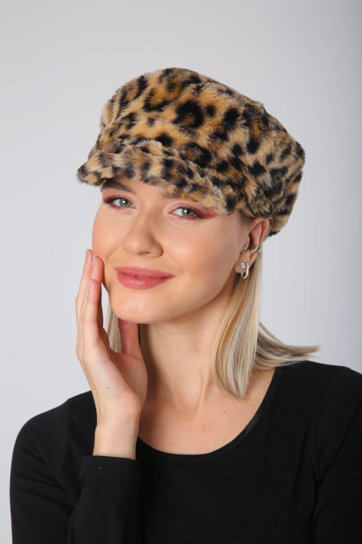 Leopar Desenli Yumuşak Dokulu Peluş Kadın Kasket Şapka