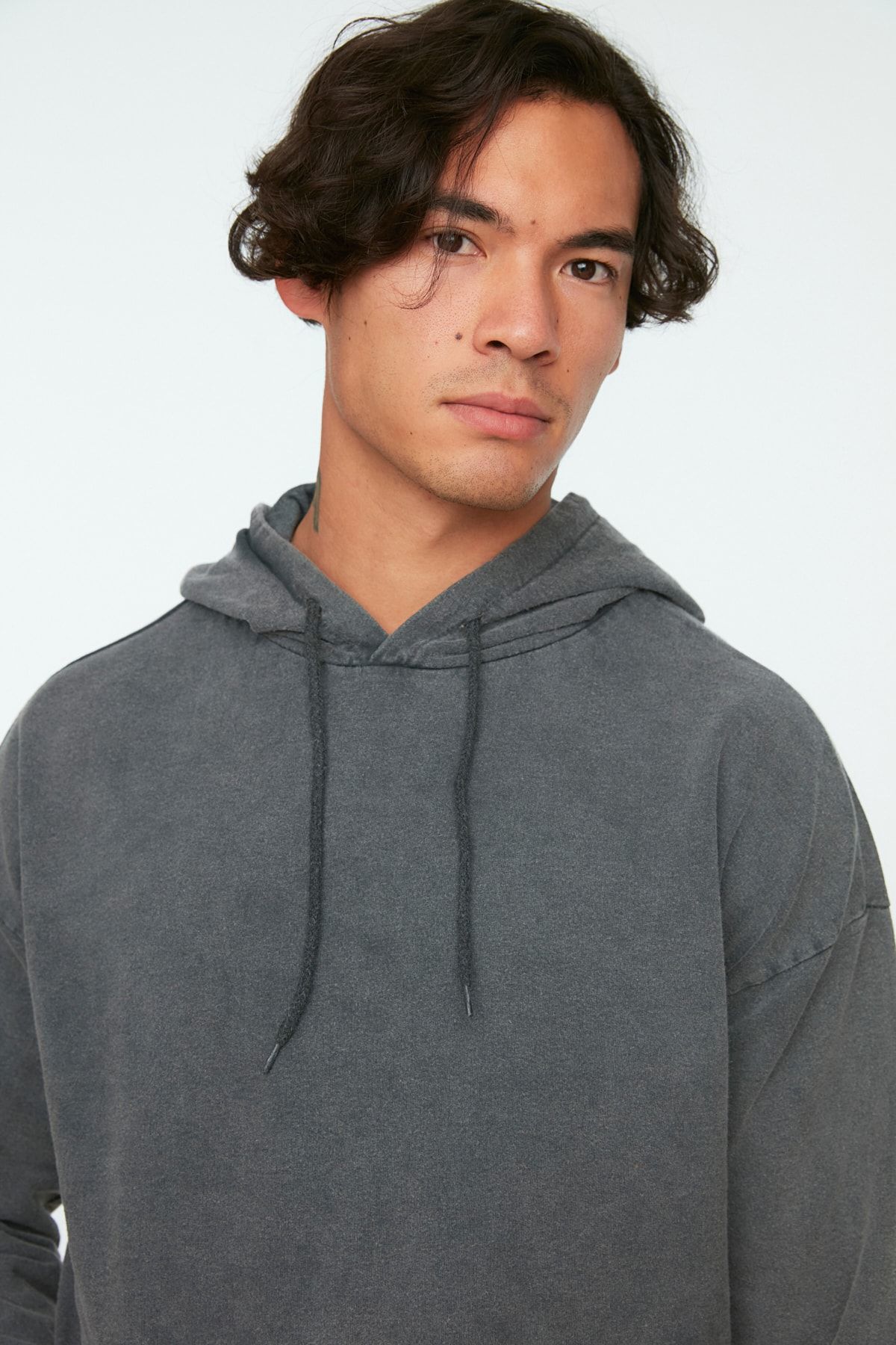 Trendyol Collection-Anthrazitfarbenes Oversize-Sweatshirt mit Kapuze - Antik/Blass-Effekt TMNAW22SW2602 4