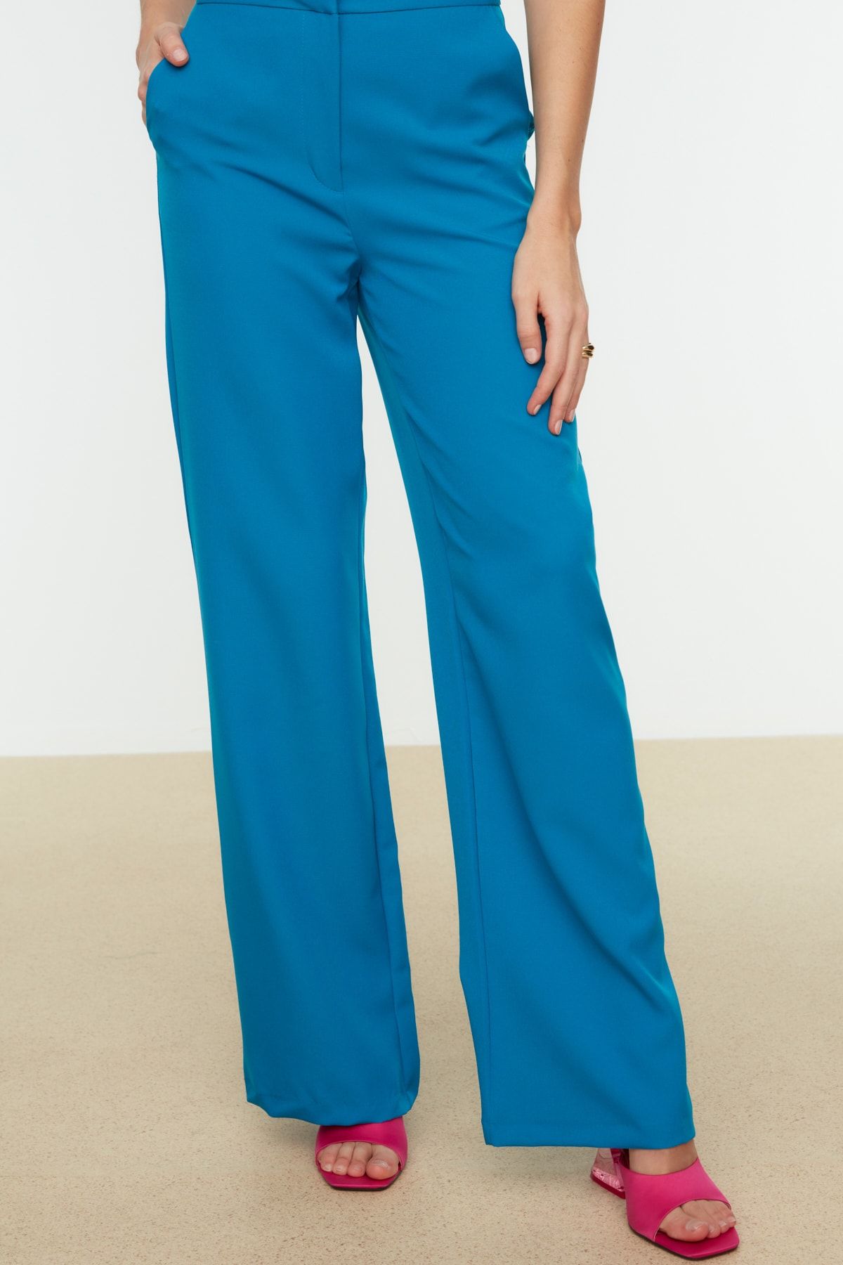 Trendyol Collection-Saks gewebte Hose mit weitem Bein TPRAW22PL0402 2