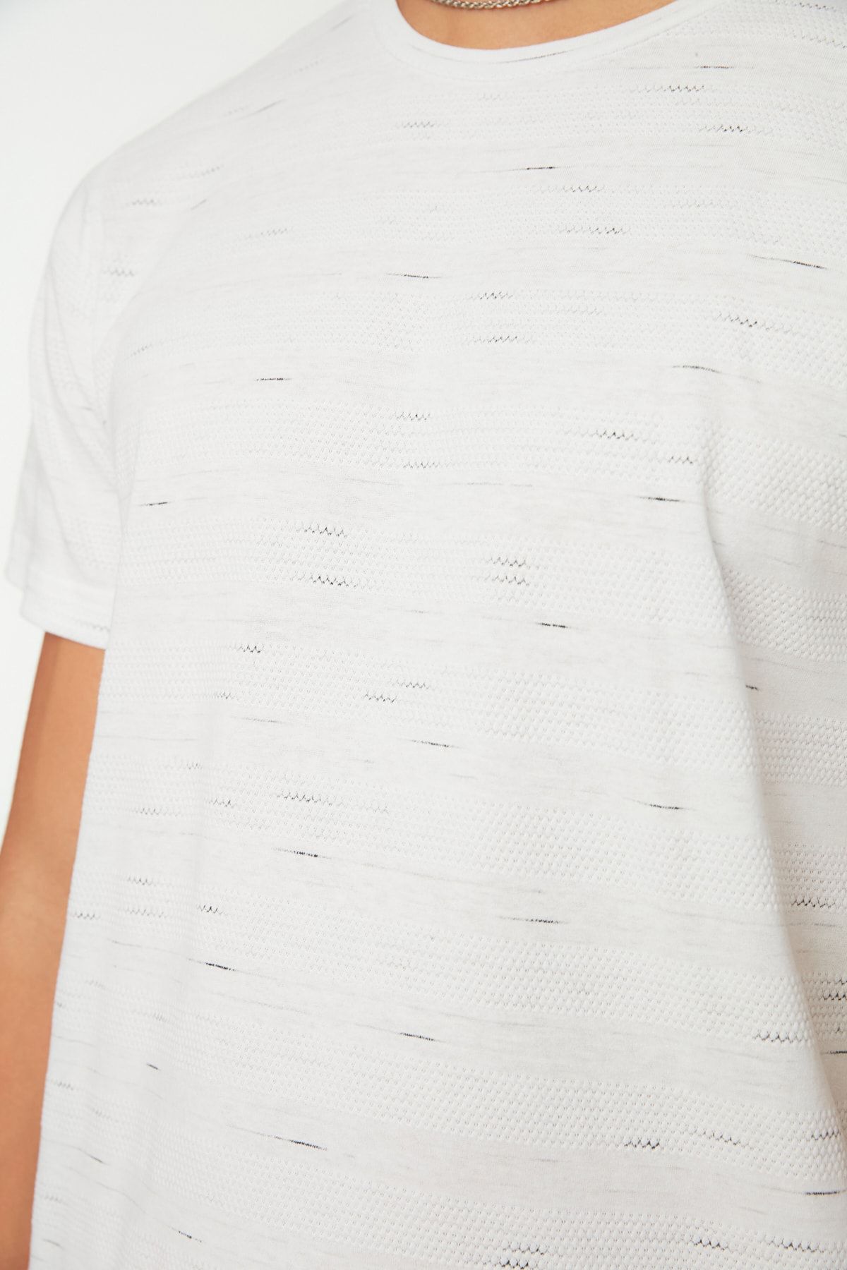TRENDYOL MAN Beyaz Erkek Regular Fit Bisiklet Yaka Kısa Kollu Pamuklu T-Shirt TMNSS20TS0076 PG10090