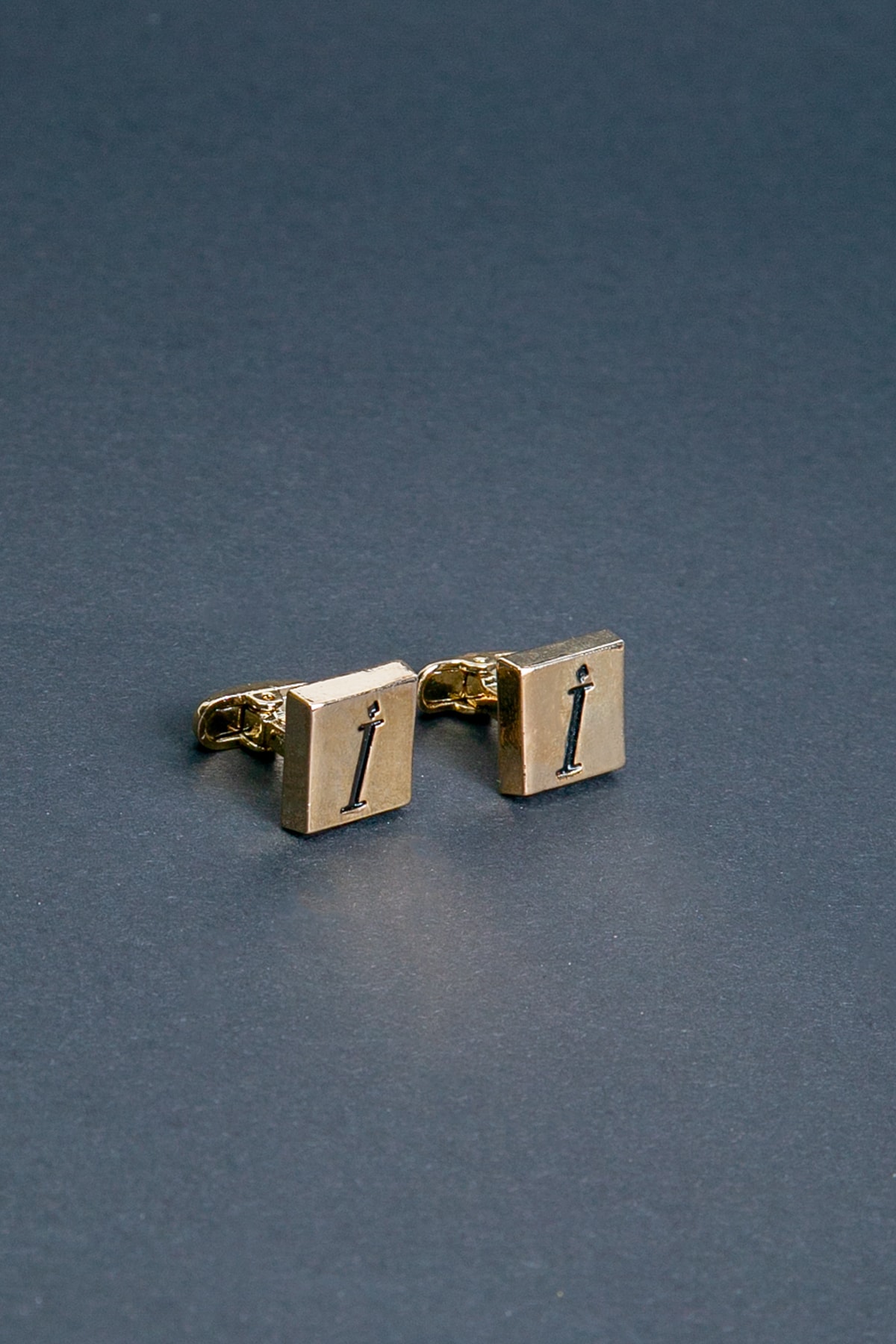 BAYEFENDİ Ahşap Kutulu Sarı Renk Kare Formlu Kol Düğmesi I Harfi