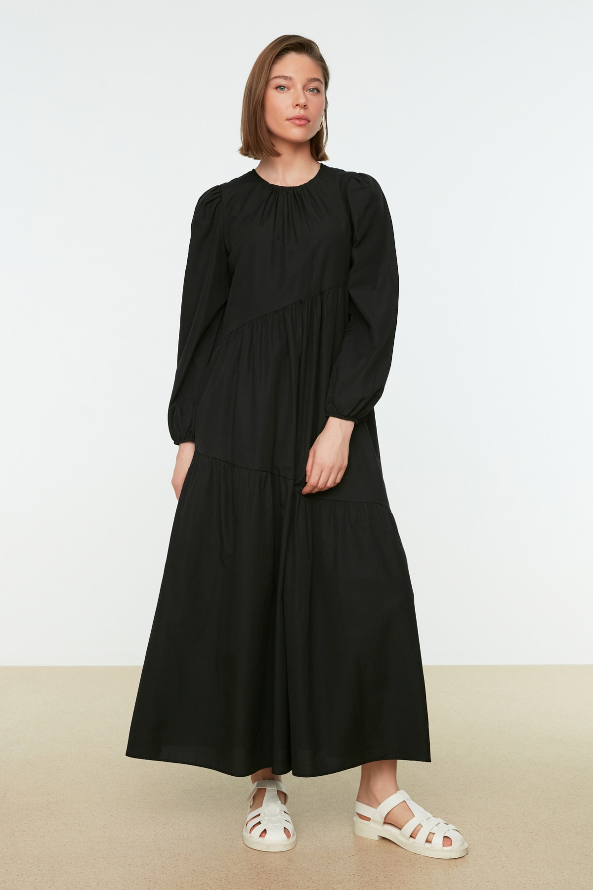 Trendyol Modest Siyah Büzgü Detaylı Pamuklu Geniş Kalıp Dokuma Elbise TCTSS21EL3470