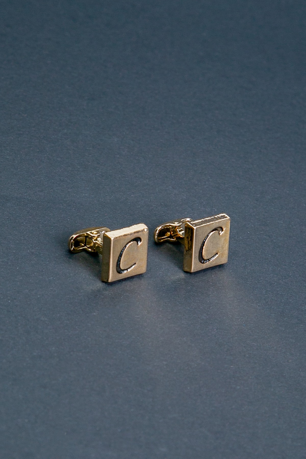 BAYEFENDİ Ahşap Kutulu Sarı Renk Kare Formlu Kol Düğmesi C Harfi