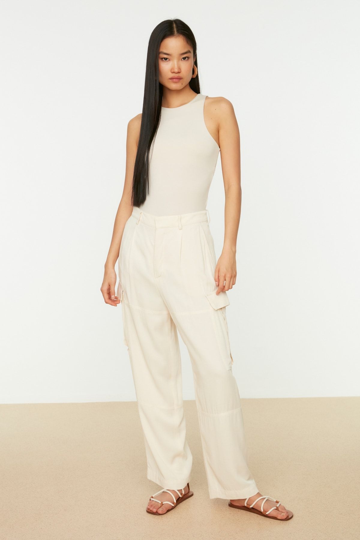 Trendyol Collection-Neckholder-Body mit flexiblem Druckknopf-Strick-Body in Stein TWOSS20BD0044 5