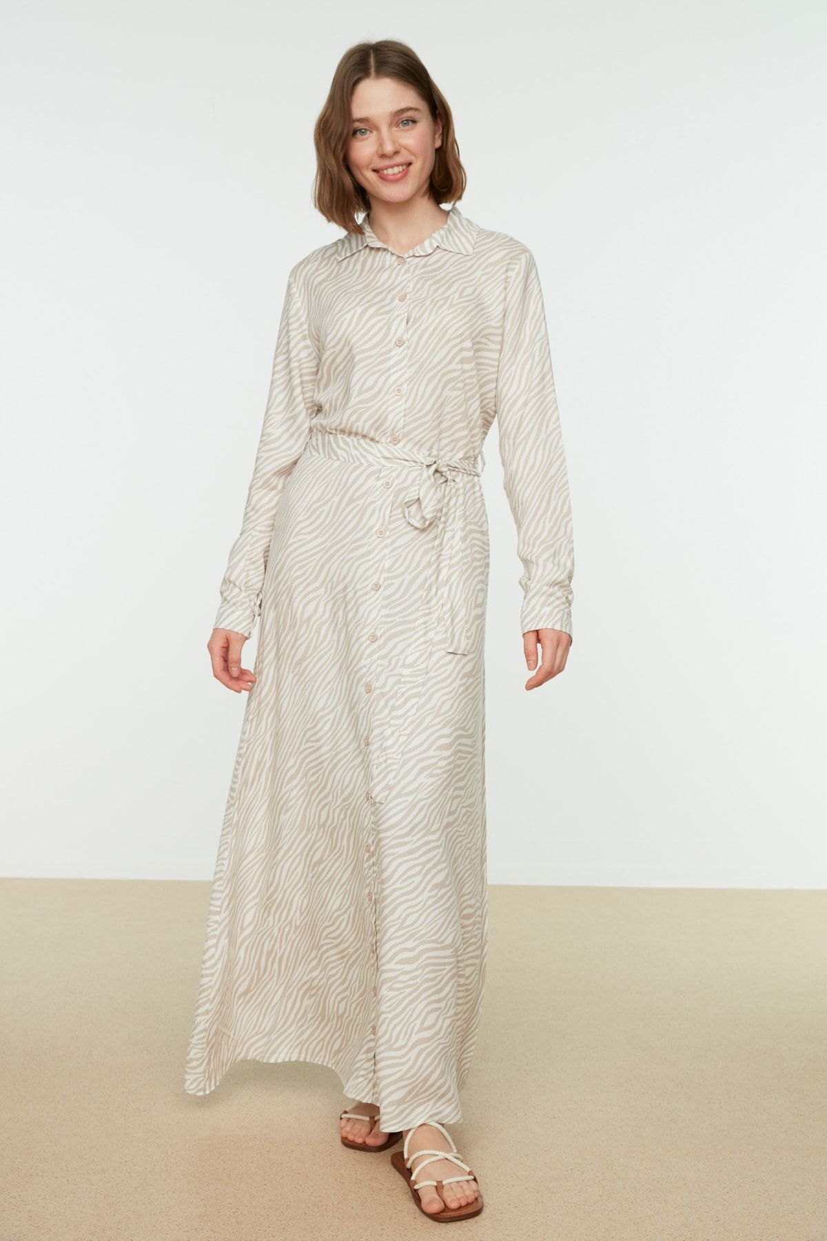 Trendyol Modest-Wzorzysta taupe z paskiem i wiskozową koszulową sukienką TCTSS22EB0012 2