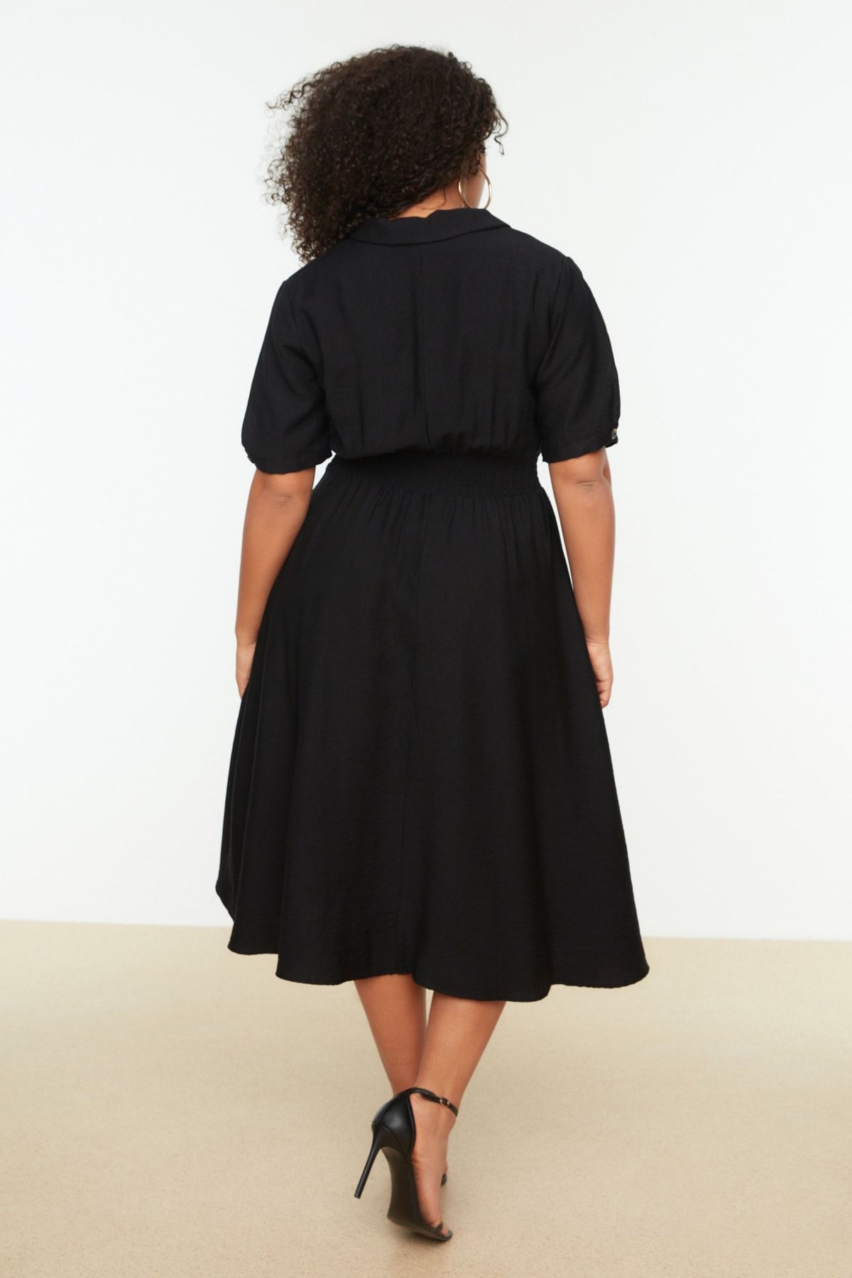 Trendyol Curve-Gewebtes Kleid mit Gips- und Knopfdetails 4