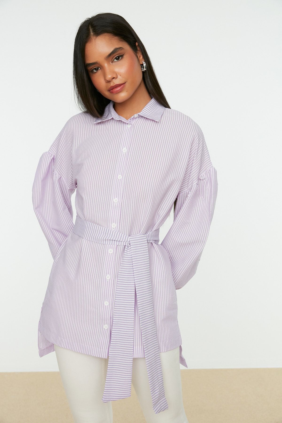 Trendyol Modest-Lila gestreiftes, gewebtes Hemd mit Ballonärmeln und langem Rücken, Gürtel TCTSS22GO0116 2