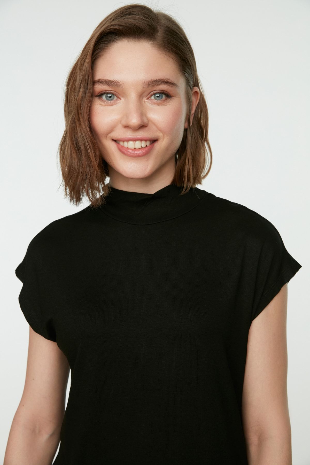 Trendyol Modest-بطانة تونيك بدون أكمام بياقة واقفة باللونين الأسود والأبيض، قطعتان - TCTSS21UK0033 7