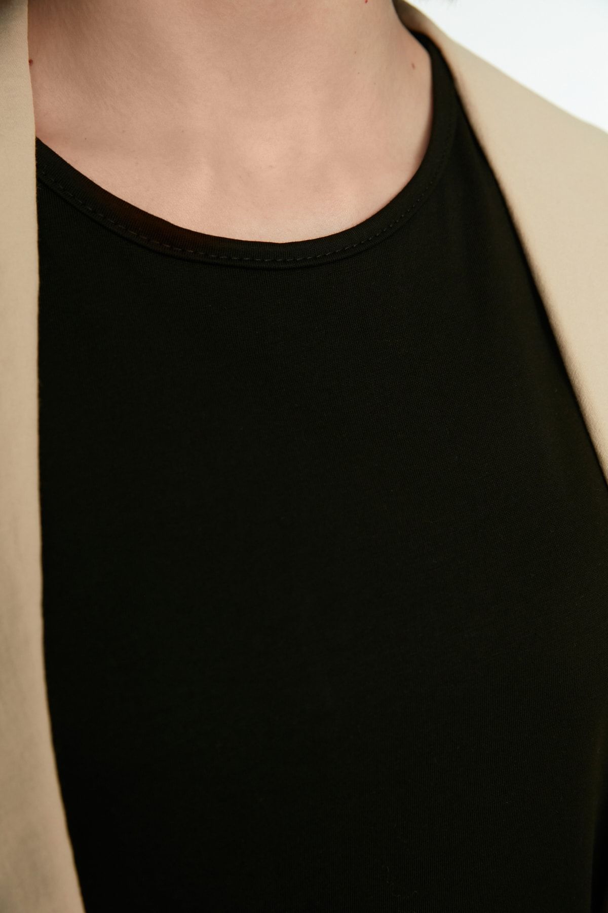 Trendyol Modest-Schwarzes, ärmelloses, lang gefüttertes Unterwäsche-Kleid TCTSS21UK0034 4