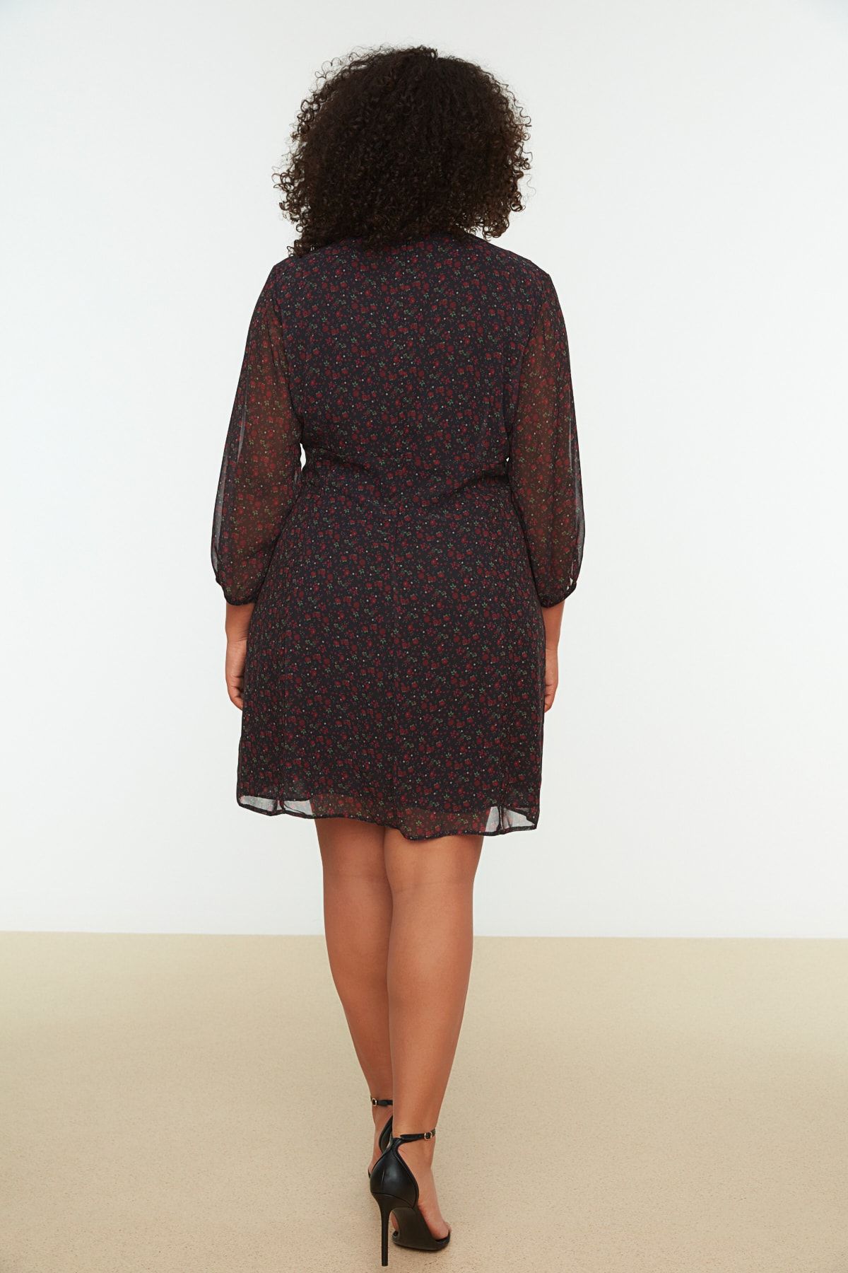 Trendyol Curve-Schwarzes Chiffonkleid mit Blumenmuster TBBSS22AH0200 5