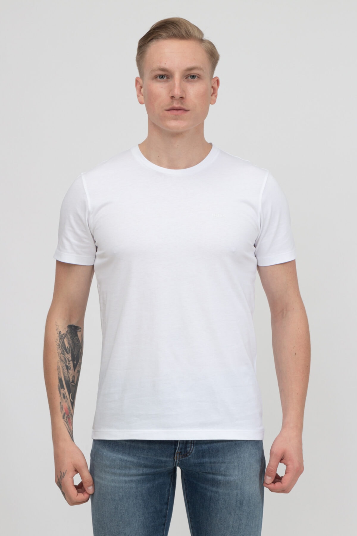 تی شرت سفید طرح ساده یقه خدمه اسلیم فیت آستین کوتاه مردانه   (برند )