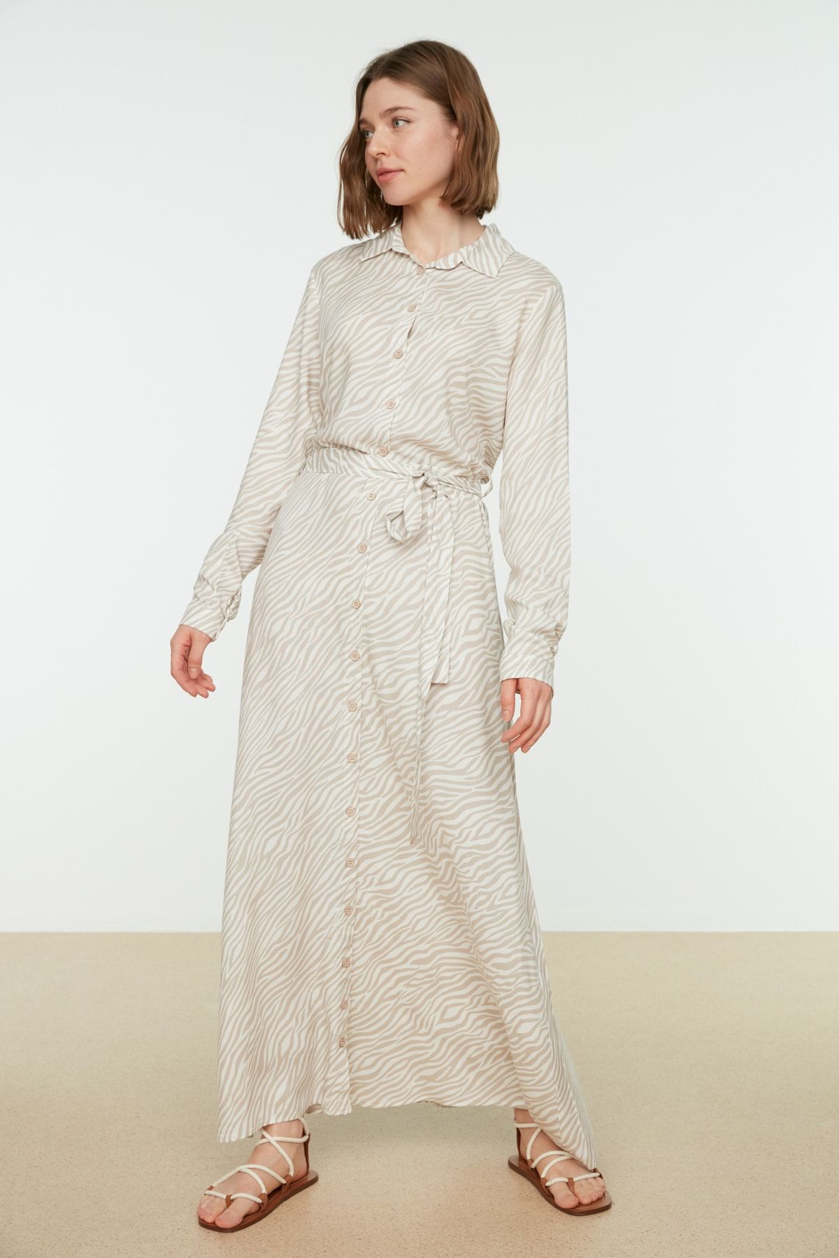 Trendyol Modest-Wzorzysta taupe z paskiem i wiskozową koszulową sukienką TCTSS22EB0012 1
