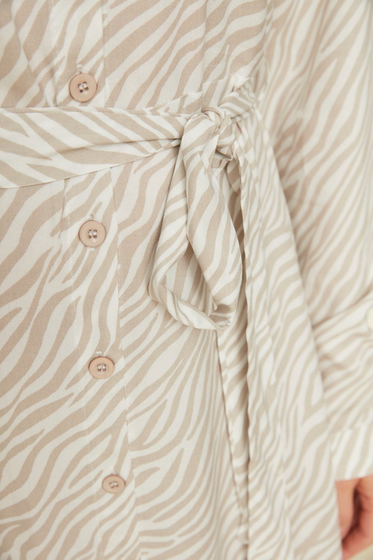 Trendyol Modest-Wzorzysta taupe z paskiem i wiskozową koszulową sukienką TCTSS22EB0012 5