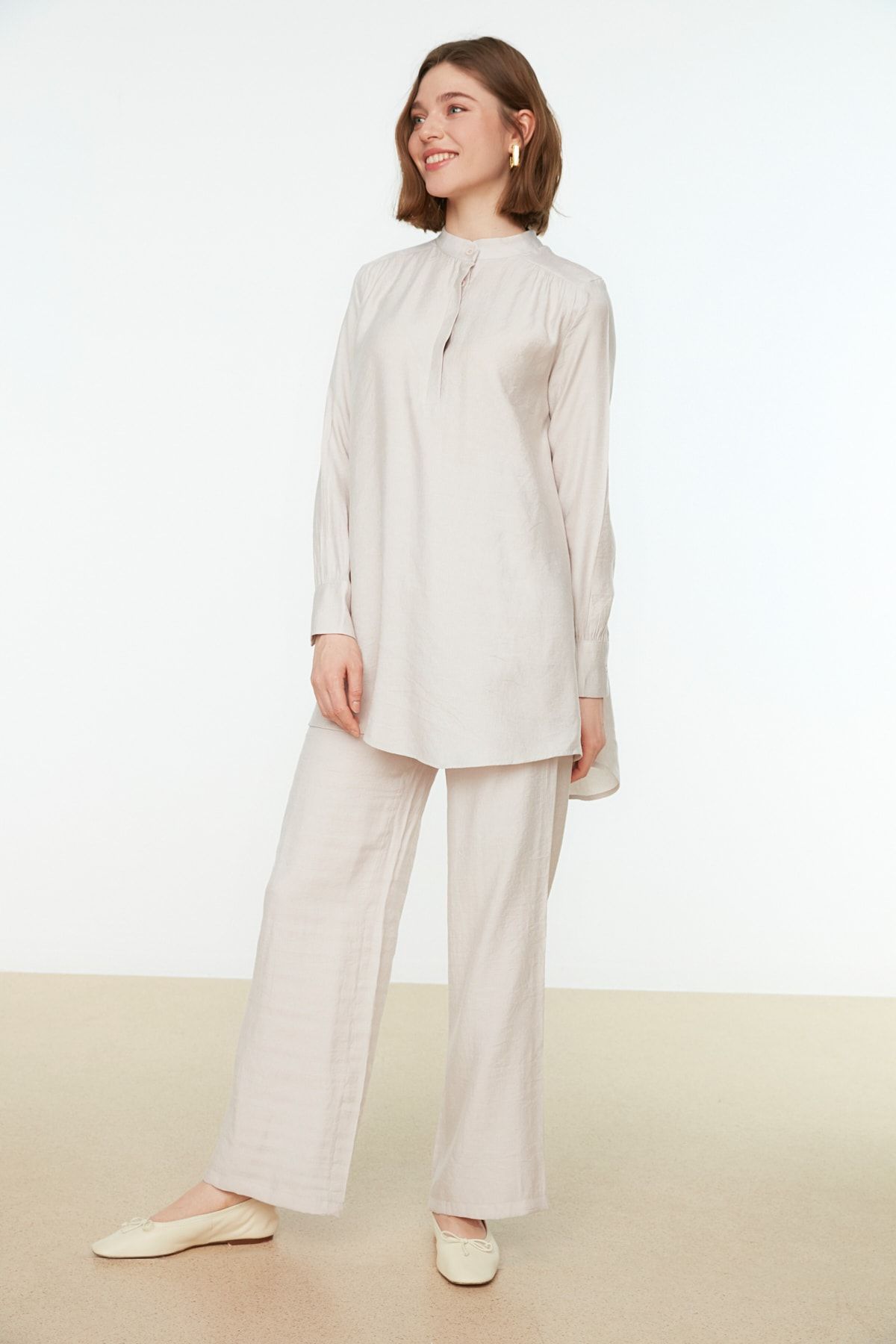 Trendyol Modest Krémes félig rejtett pántos váll részletes tunika-nadrág szőtt szett TCTSS22US0098