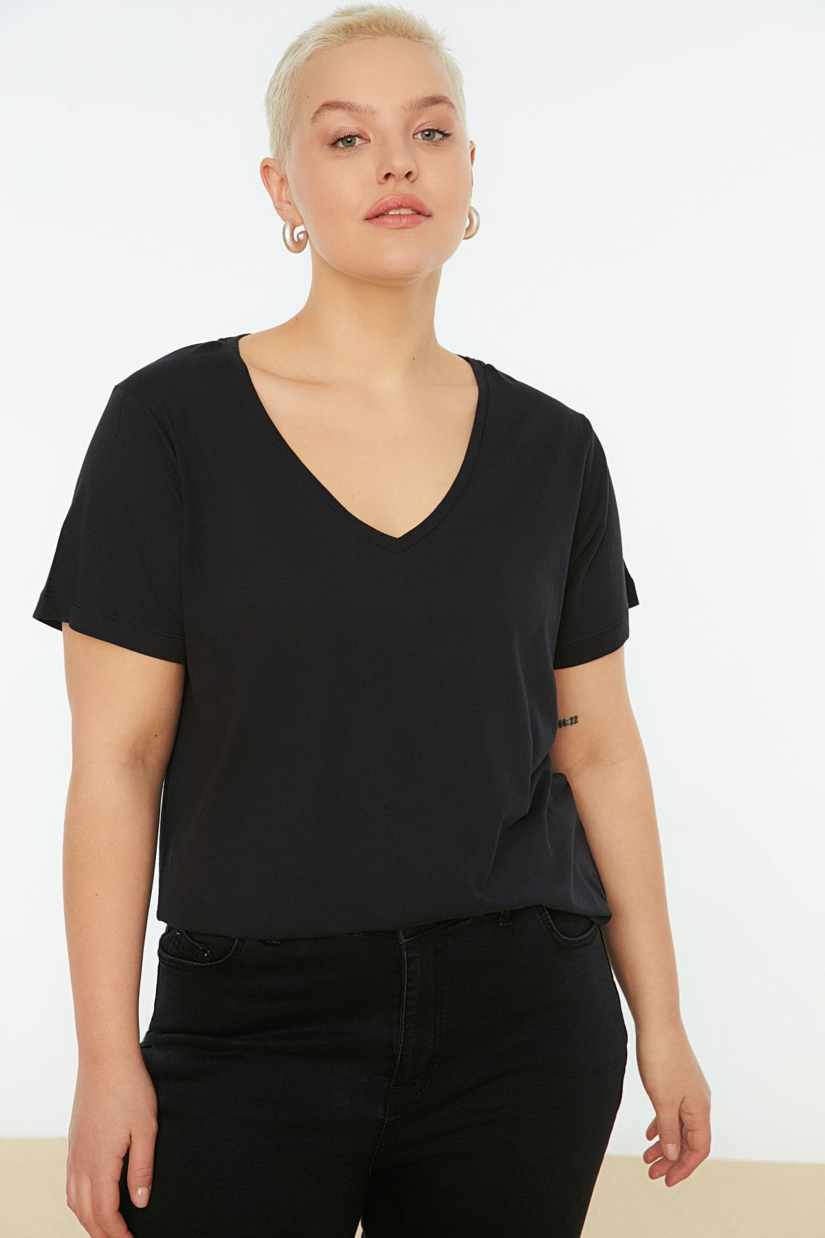 Trendyol Curve Große Größen in T-Shirt Schwarz Regular Fit Fast ausverkauft