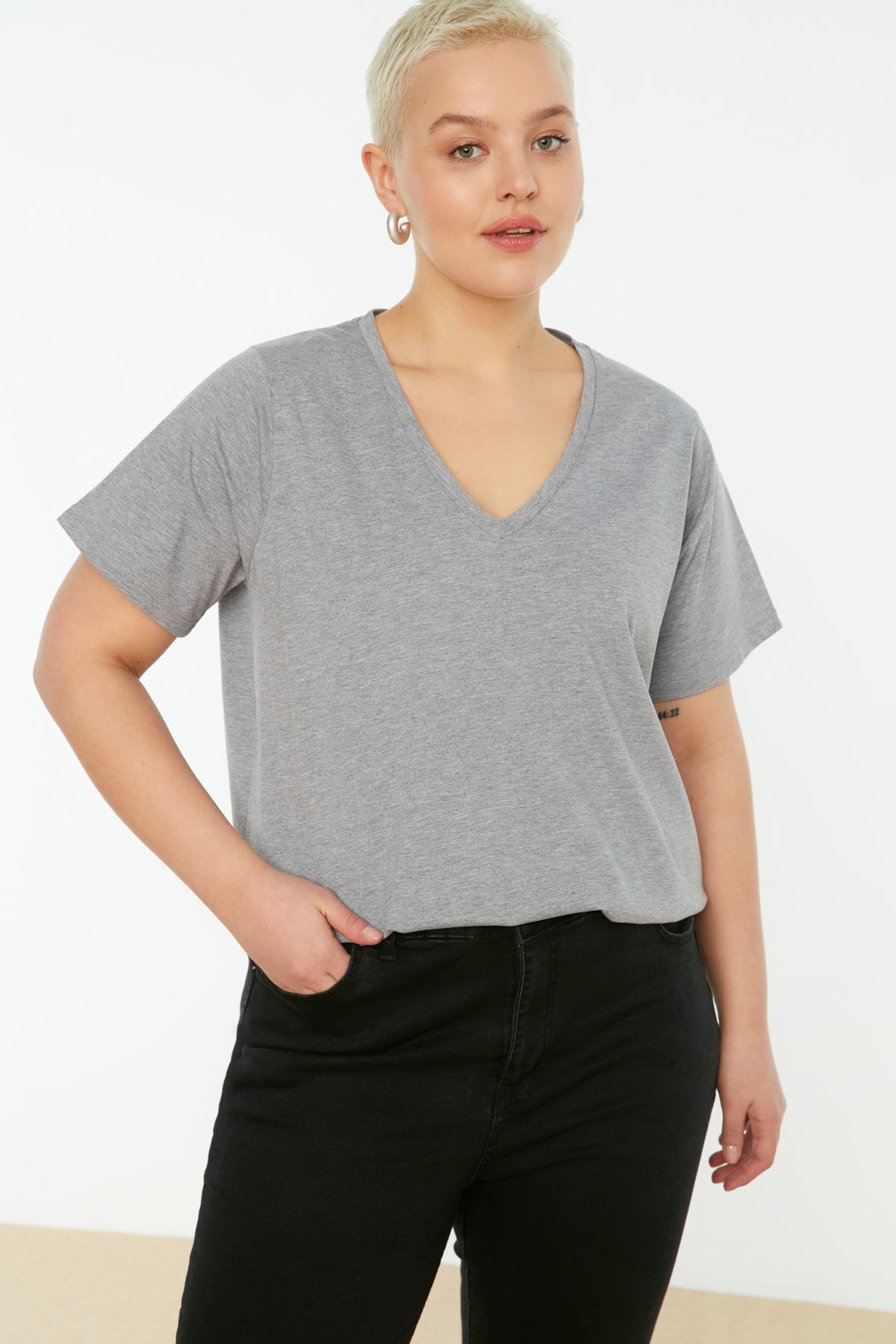Trendyol Curve Große Größen in T-Shirt Schwarz Regular Fit Fast ausverkauft