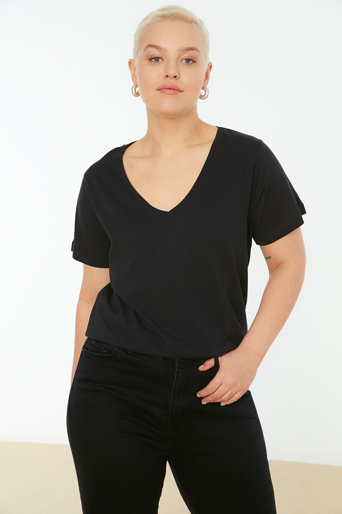 Trendyol Curve Große Größen in T-Shirt Schwarz Regular Fit Fast ausverkauft