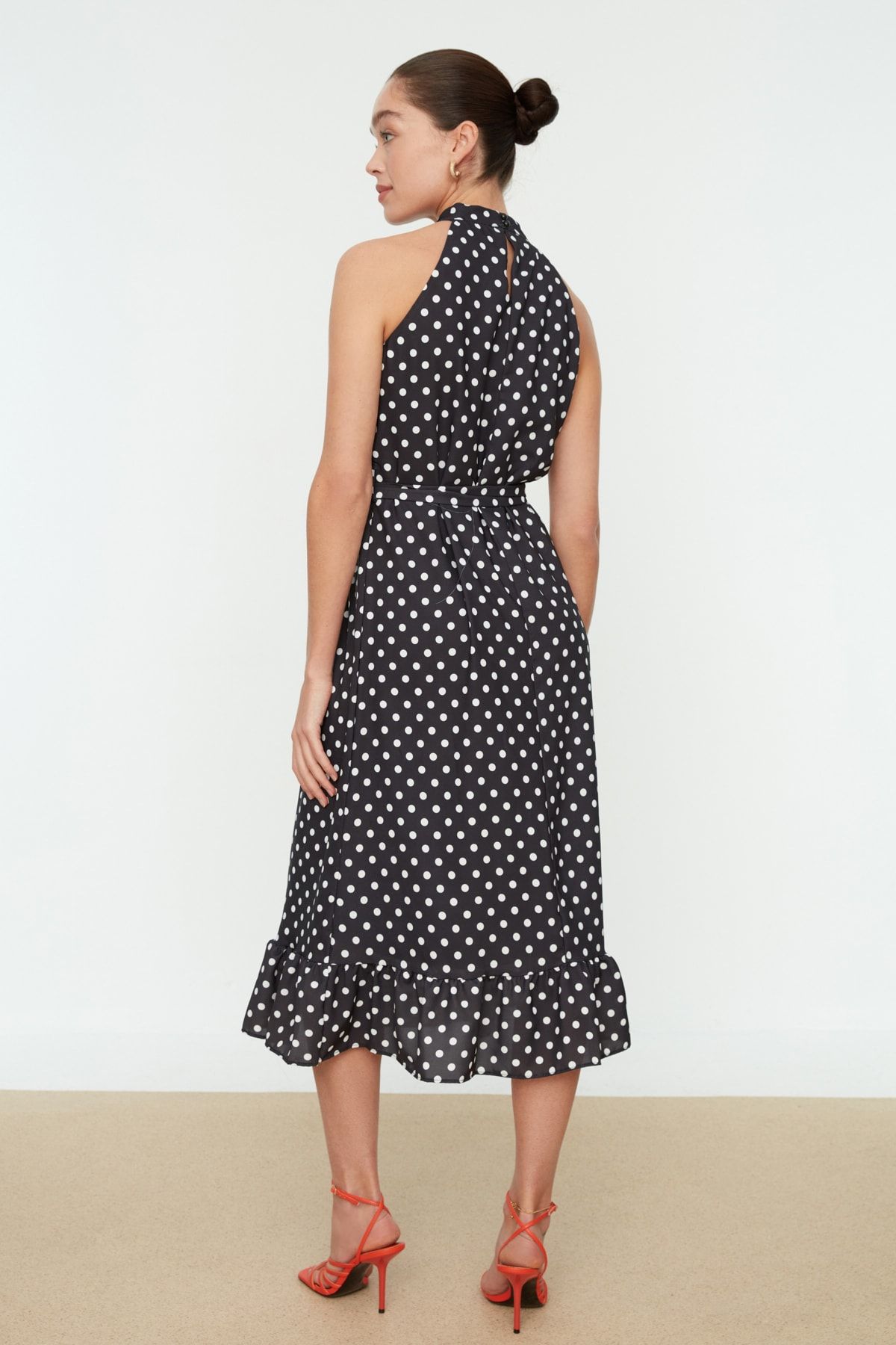 Trendyol Collection-Μαύρο φόρεμα με ζώνη πουά σε γραμμή Α με επένδυση Midi TWOSS19YD0032 5
