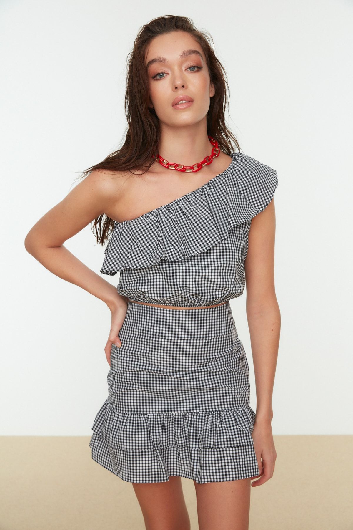 Trendyol Collection-Schwarzer Gingham-Anzug mit Rüschen an einer Schulter und Unterteil TBESS21AU0090 10