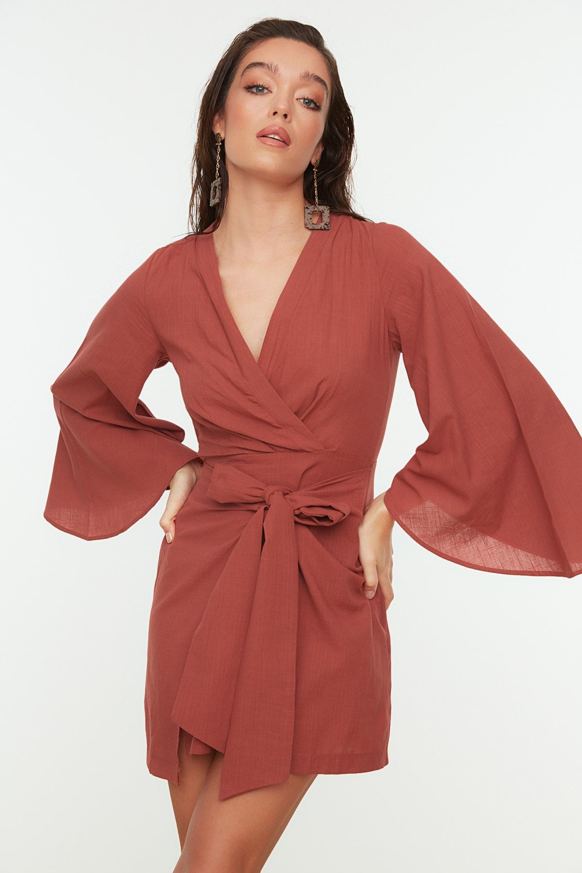 Trendyol Collection-Gekräuseltes Mini-Strandkleid aus gewebter, gewellter Baumwolle mit Schnürung in Dusty Rose TBESS21EL3208 1