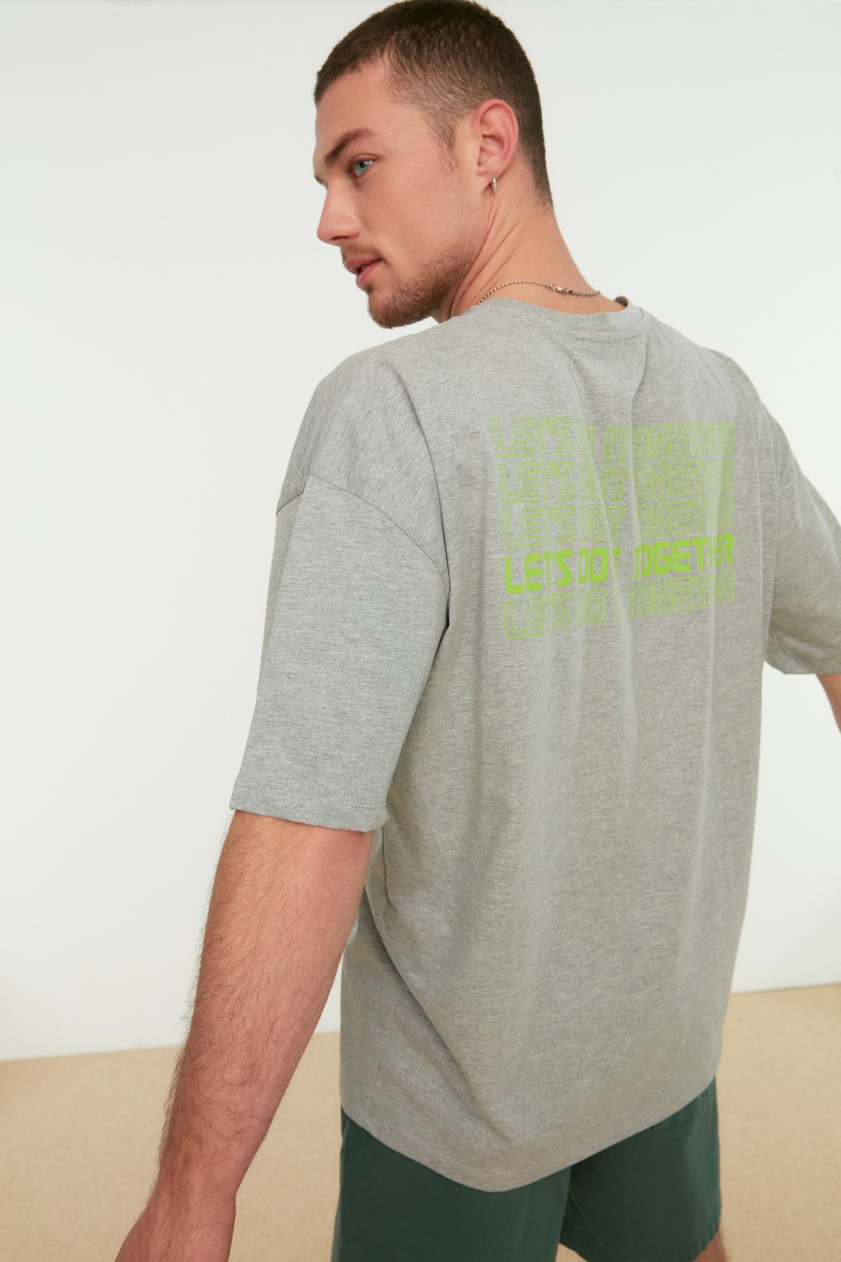 Gri Erkek Oversize Bisiklet Yaka Kısa Kollu Baskılı T-Shirt TMNSS21TS1797